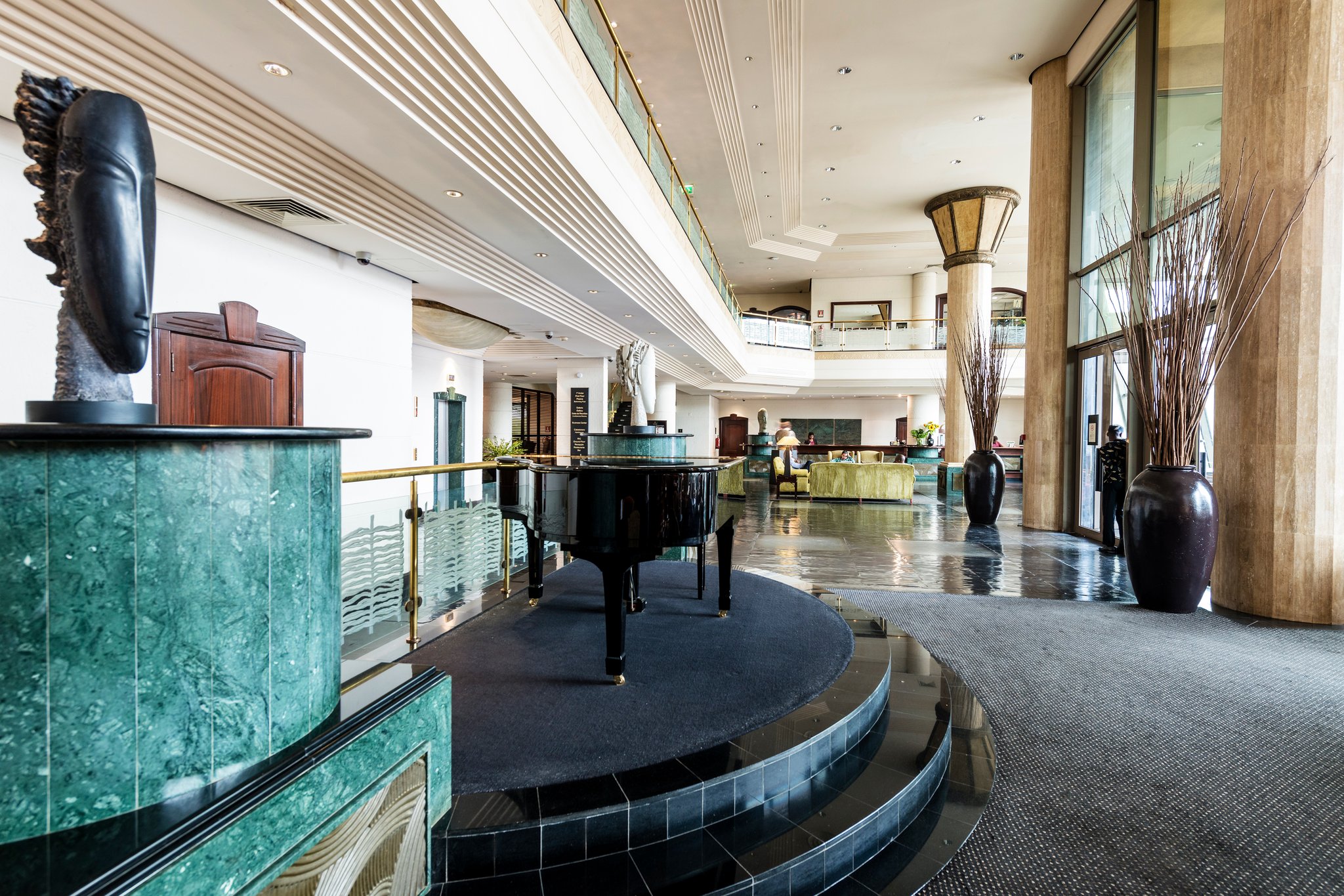 Angola_Luanda_Hotel_Alvalade_Bar_Lobby_piano_S