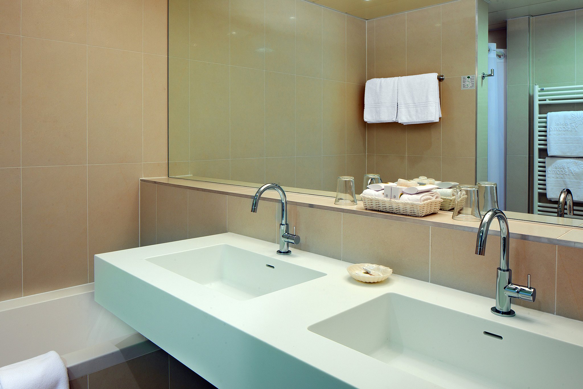 Superior_Bathroom2_S