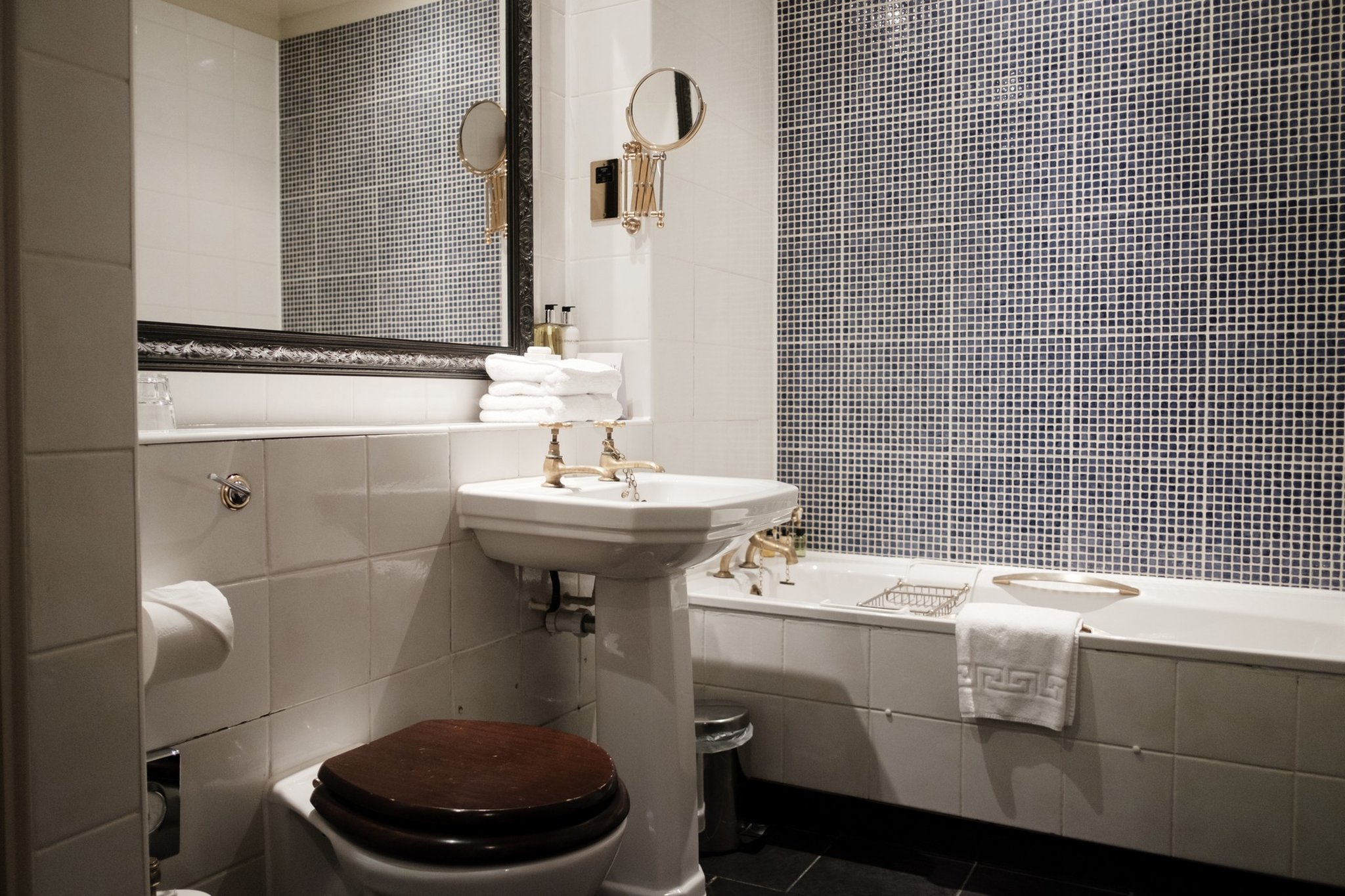 Catherine_Howard_Superior_Suite_bathroom_S