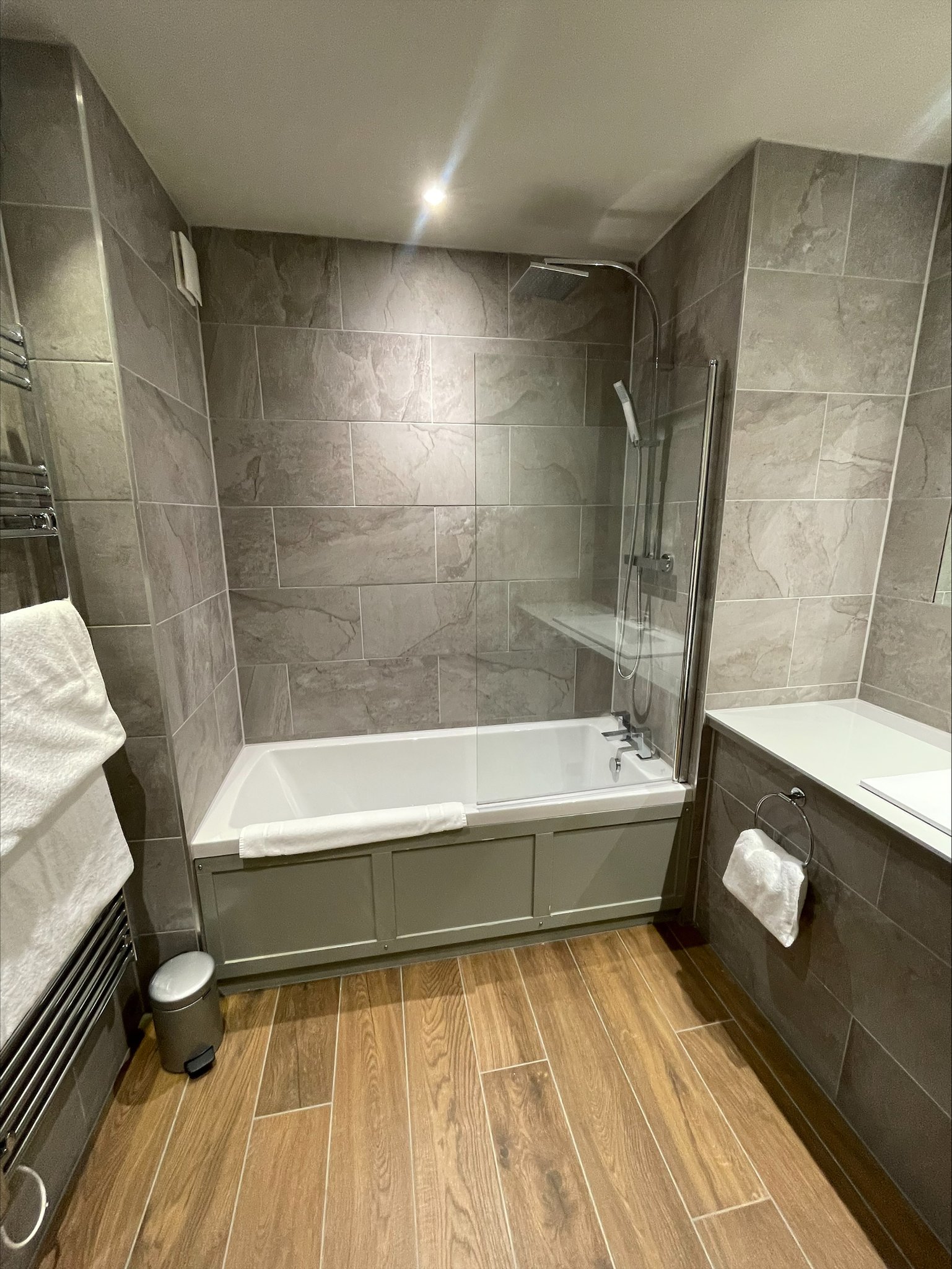 Standard_Suite_Bathroom2_S