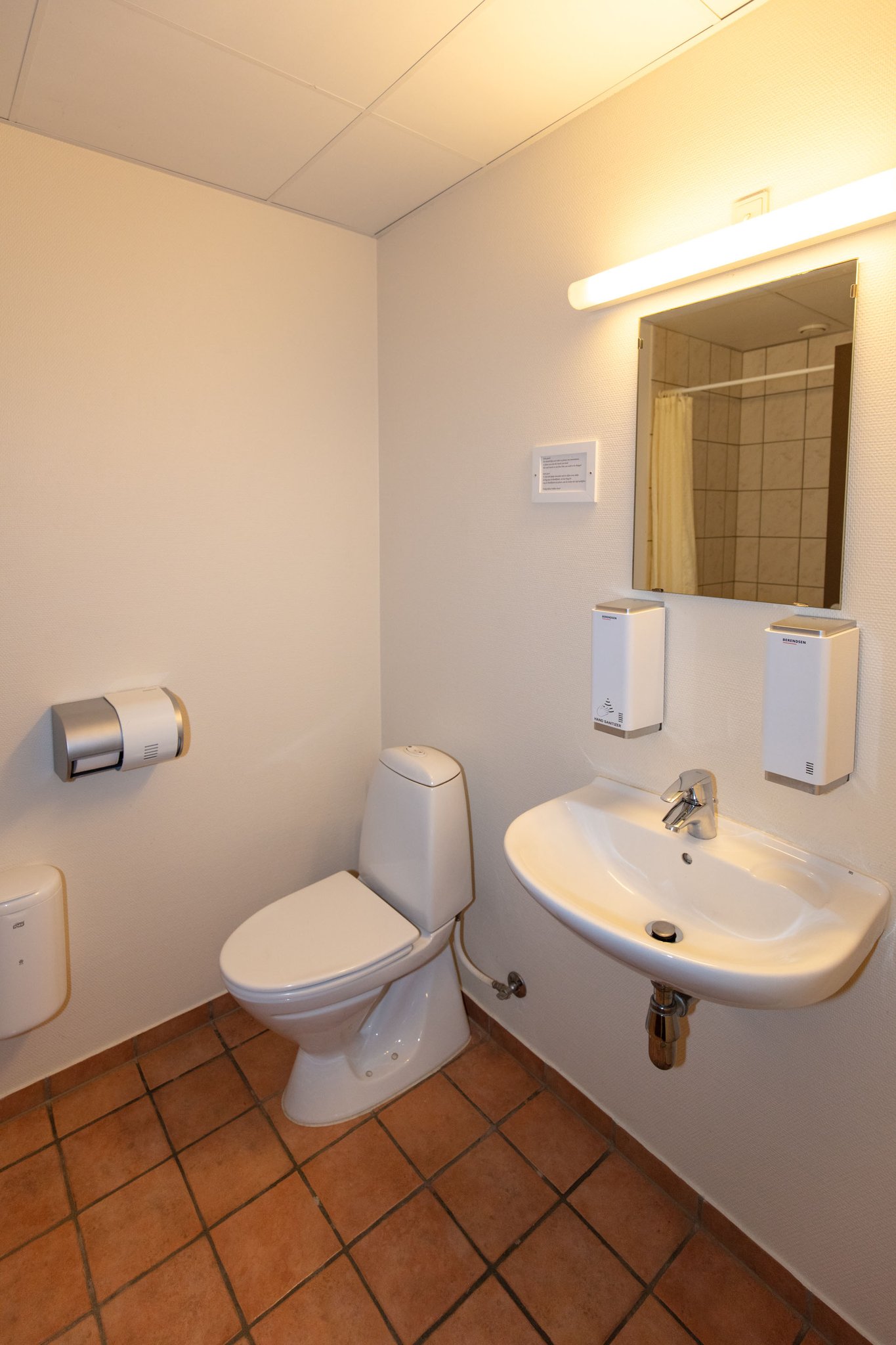 18593_bathroom-triple-rooms-foldens-hotel-first-partner-c_S