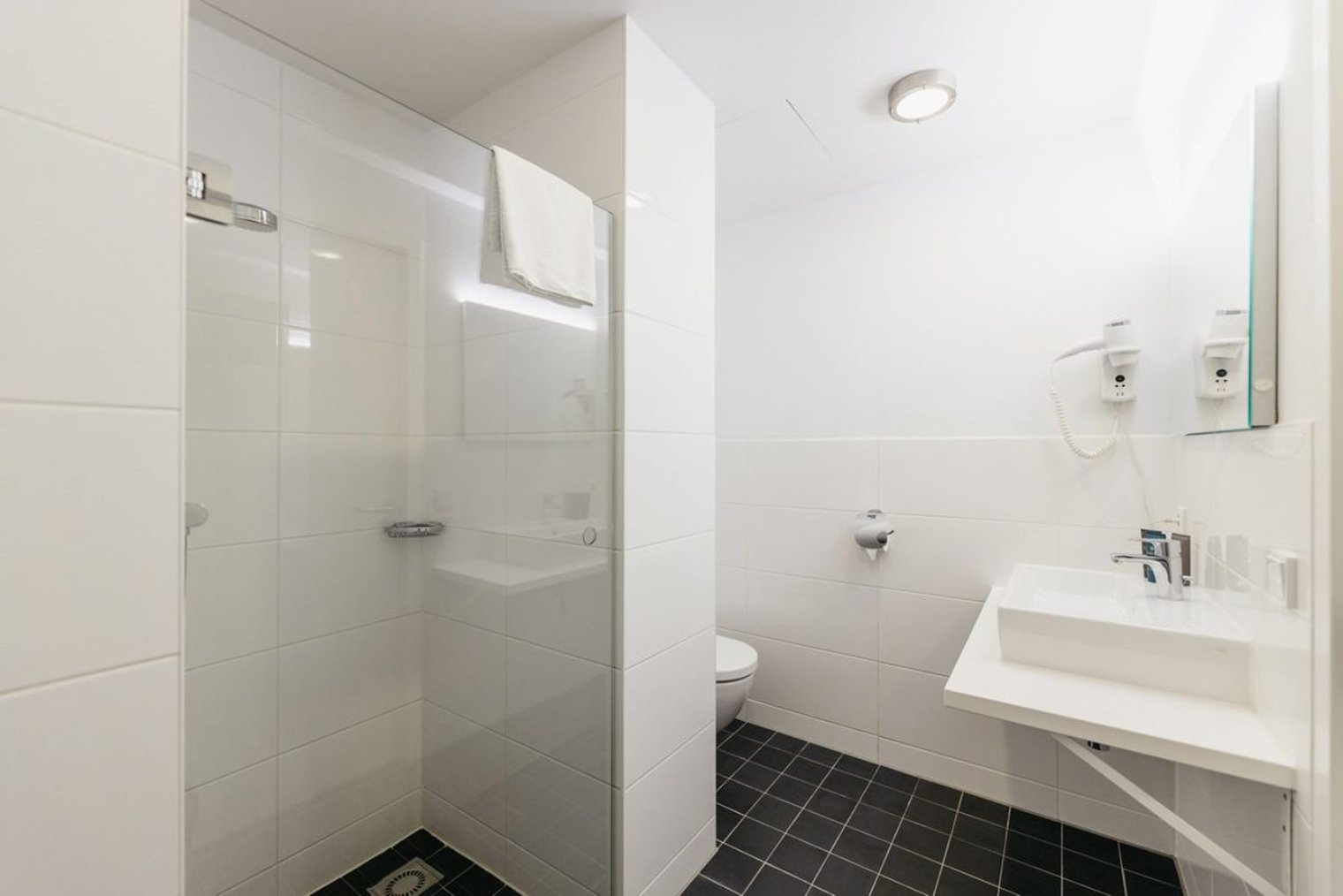 yays-Zoutkeetsgracht-one-bedroom-bathroom.jfif_S