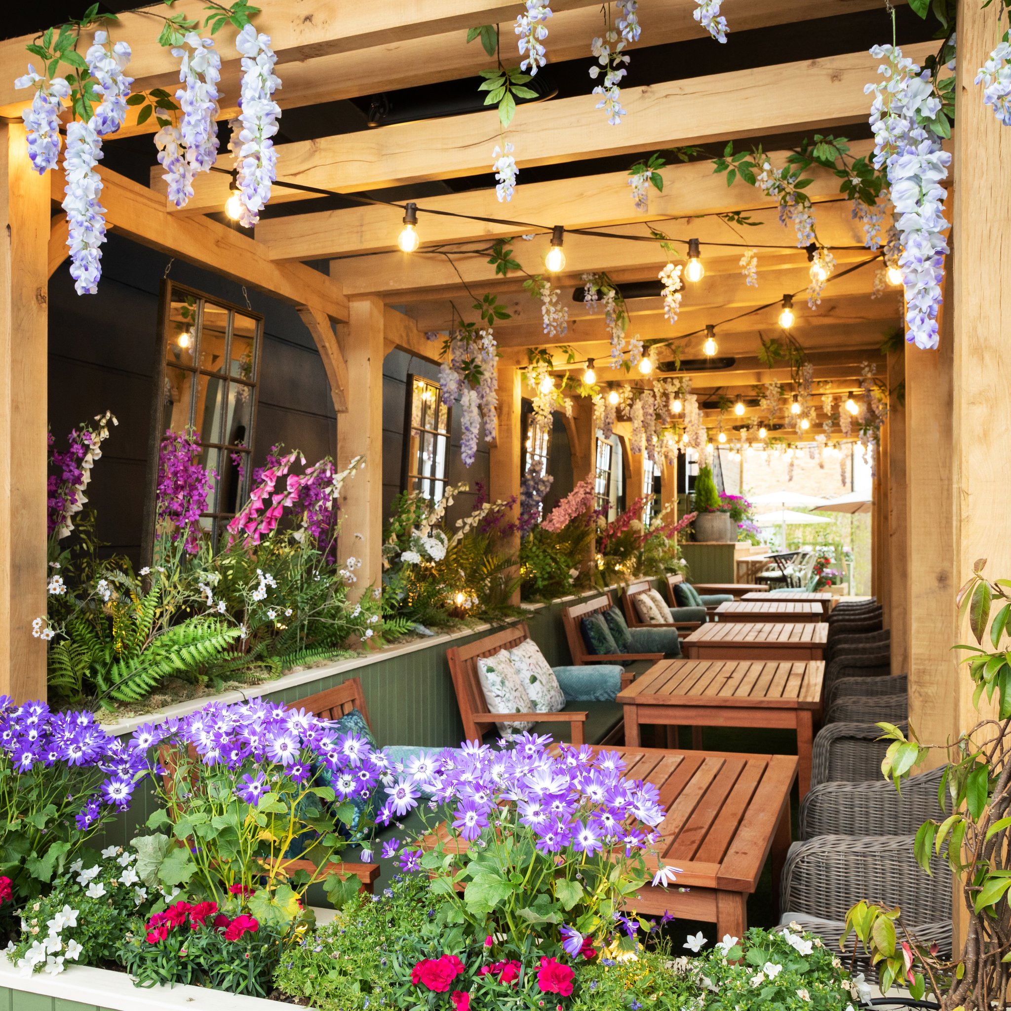 Outdoor_Terrace_Lights_And_Flowers_S