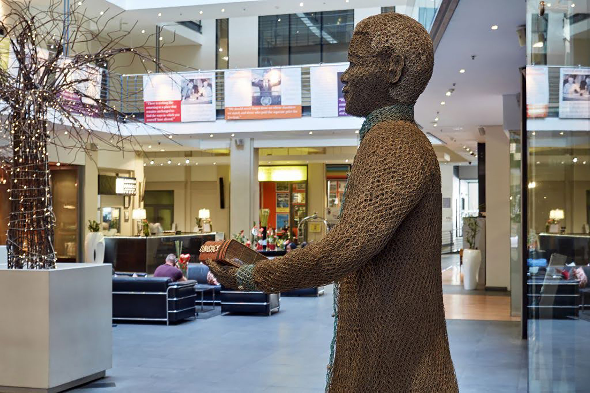 Mandela_Statue_in_Foyer2_S