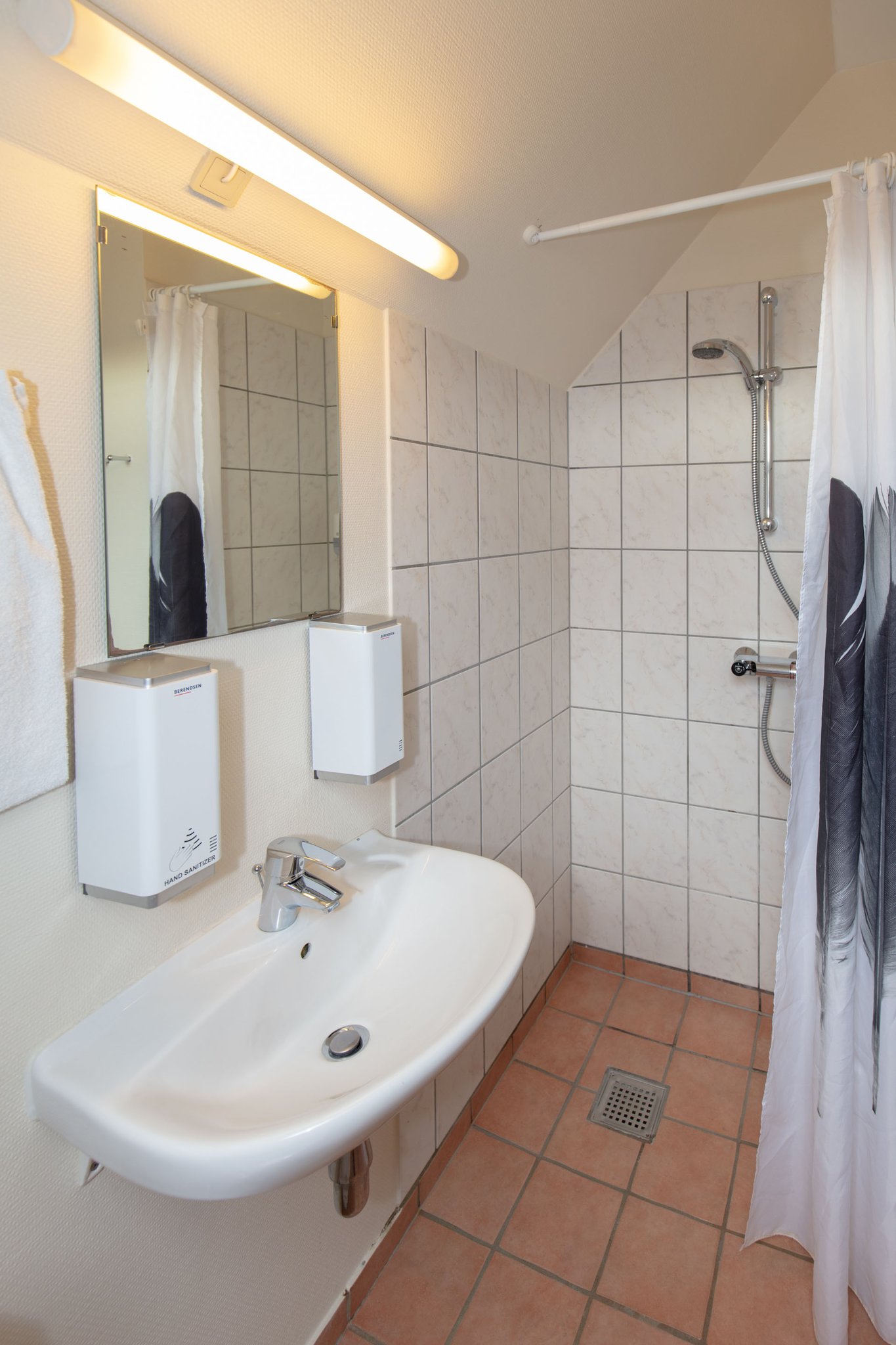 18597_bathroom-triple-rooms-foldens-hotel-first-partner-c_S