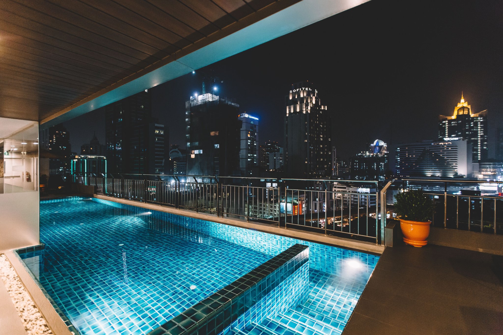 Rooftop_Pool2_S