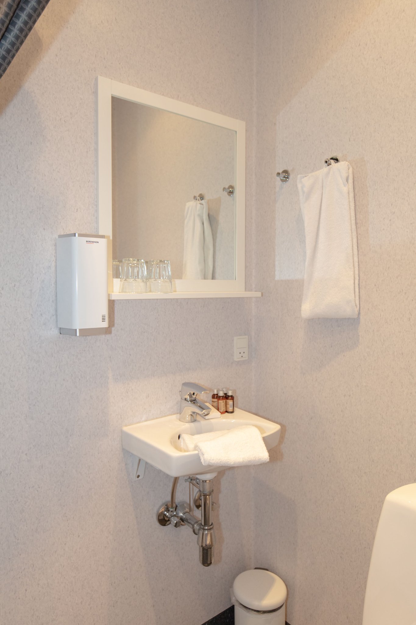 18887_bathroom-standard-double-rooms-skagen-hotel-first-p_S