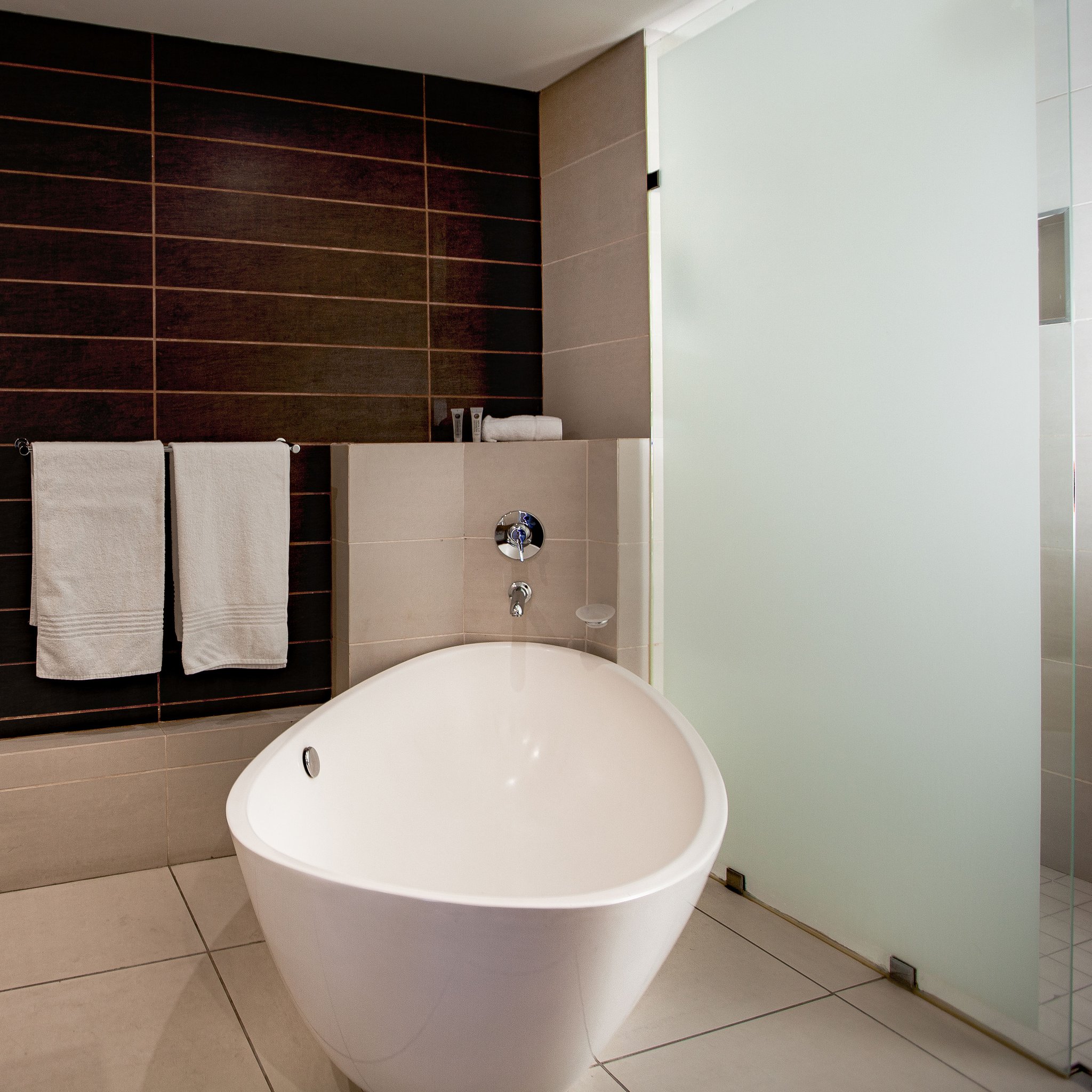 Executive_Suite_Bathroom2_S