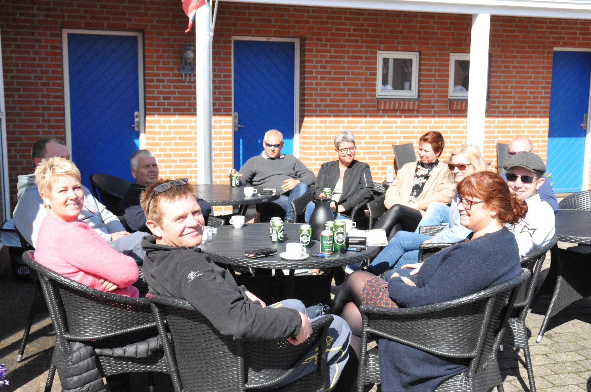 19093_guests-enjoy-sunshine-in-front-of-reception-skagen-_S