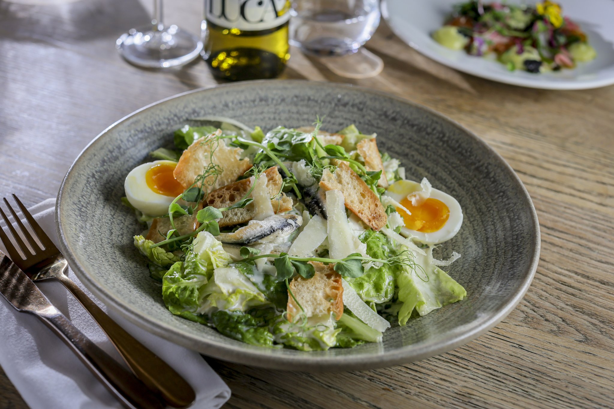 Classic_Caesar_salad_parmesan_croutons_anchovies_soft_boi_S