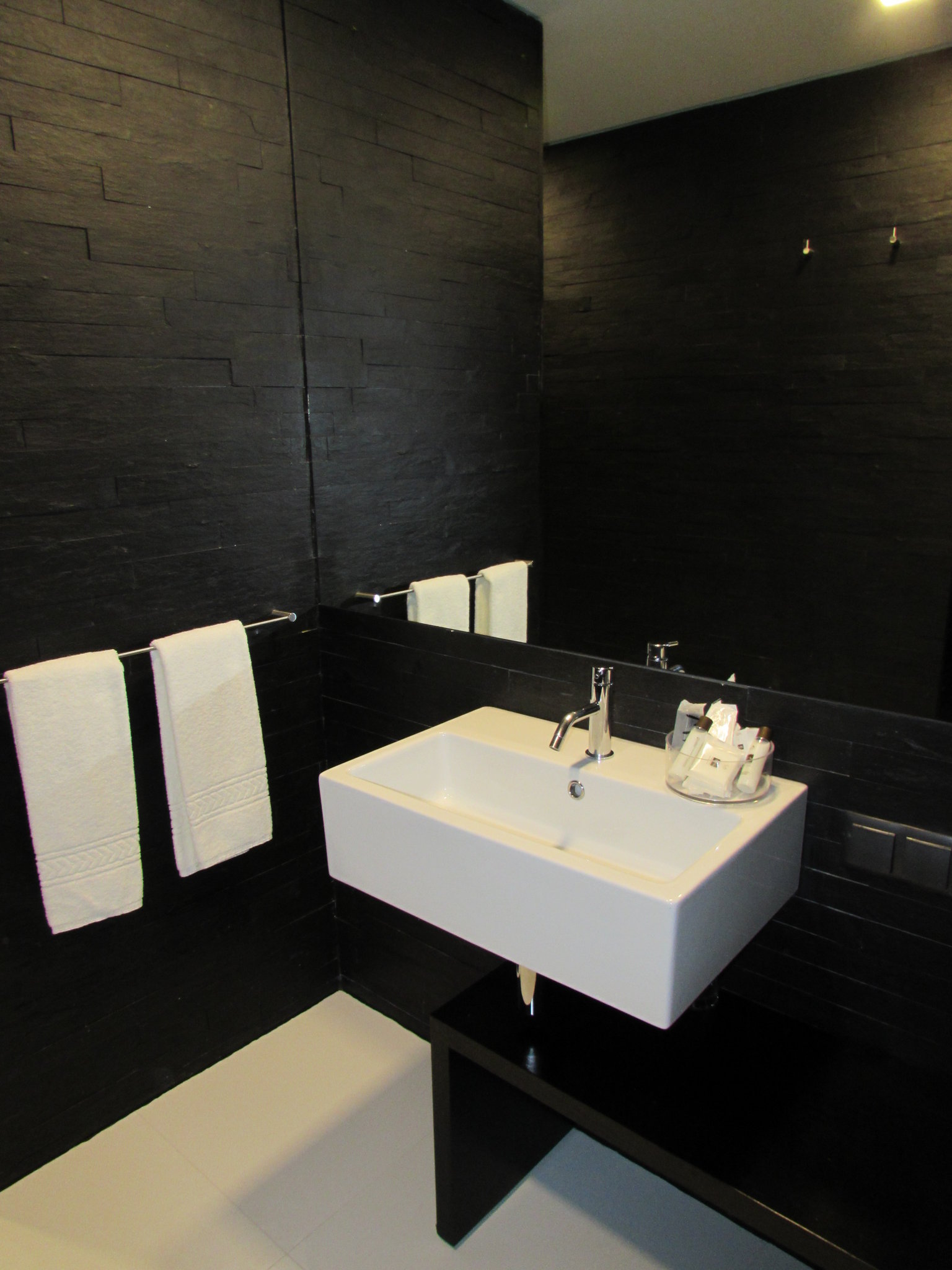 Suite_Bathroom2_S