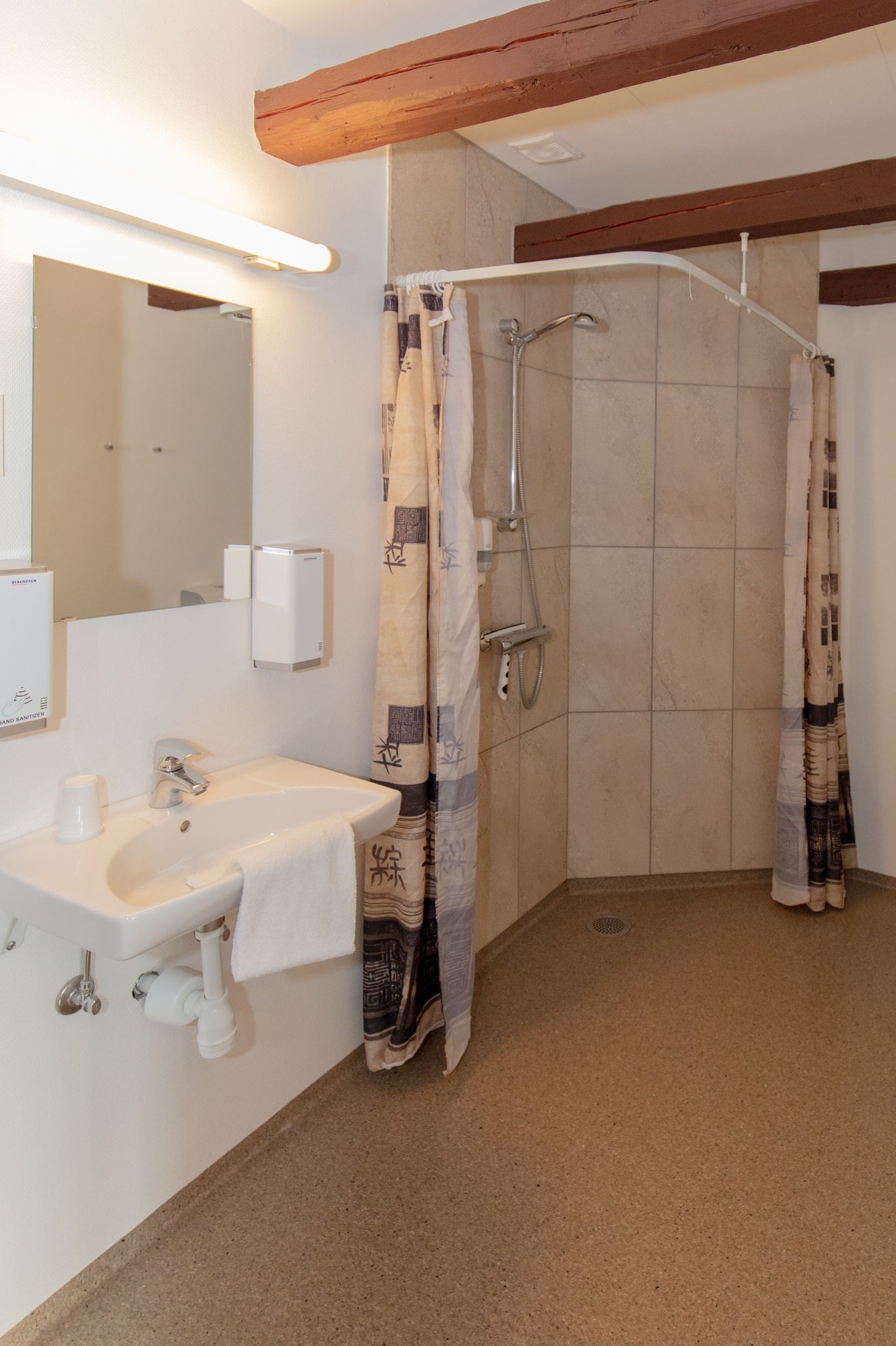 18592_bathroom-triple-rooms-foldens-hotel-first-partner-c_S