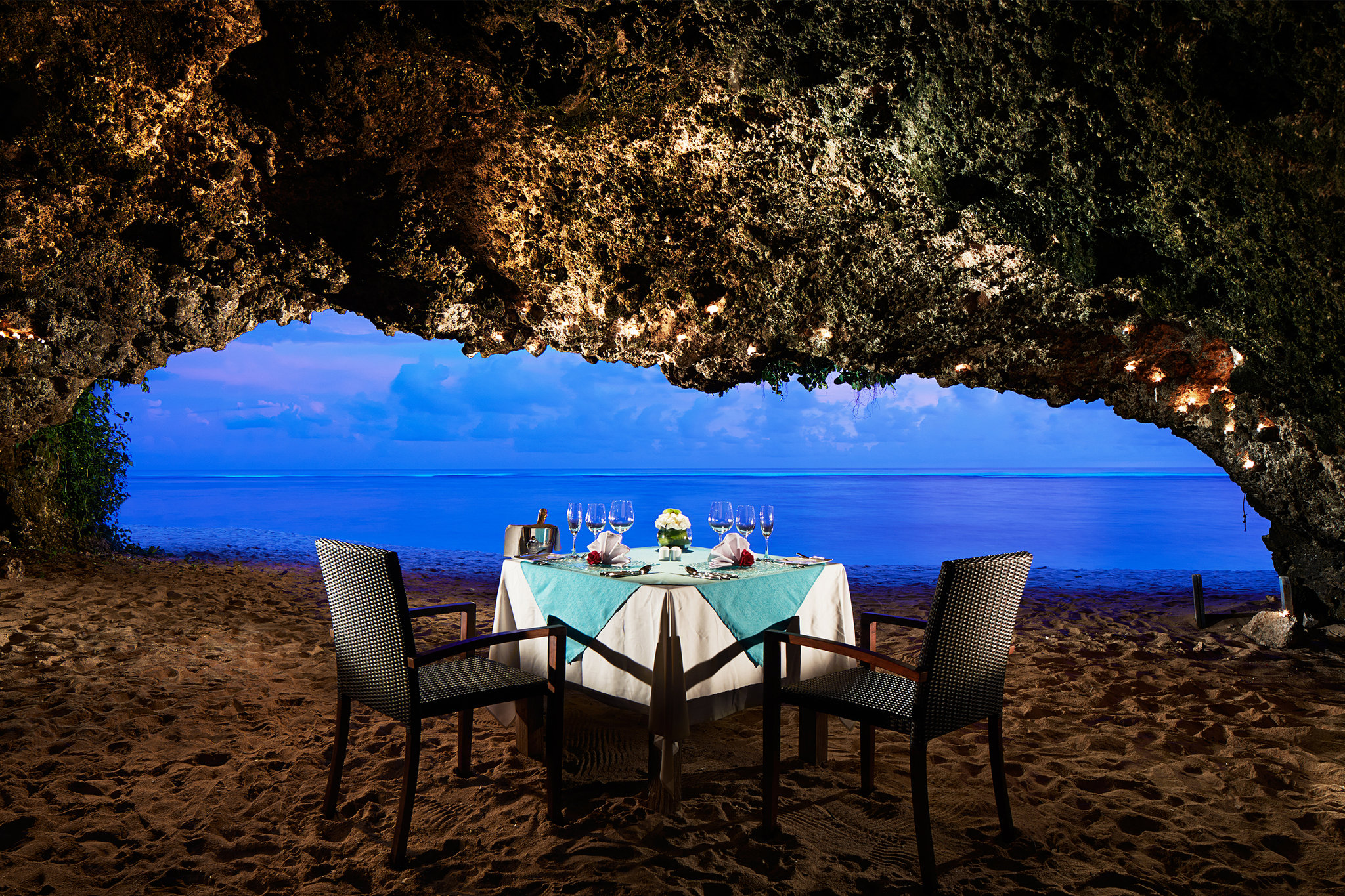 Romantic_Cave_Dinner_S