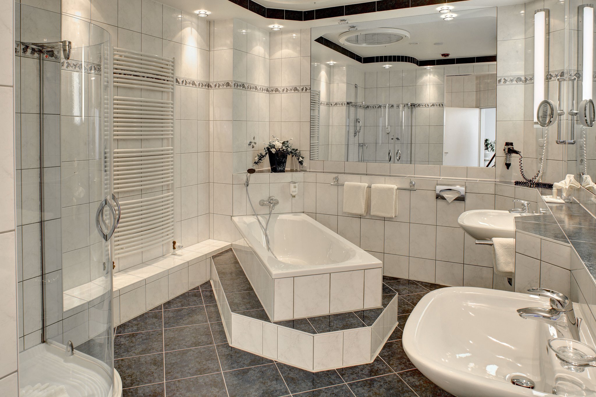 Deluxe-Suite_Bathroom_3_S