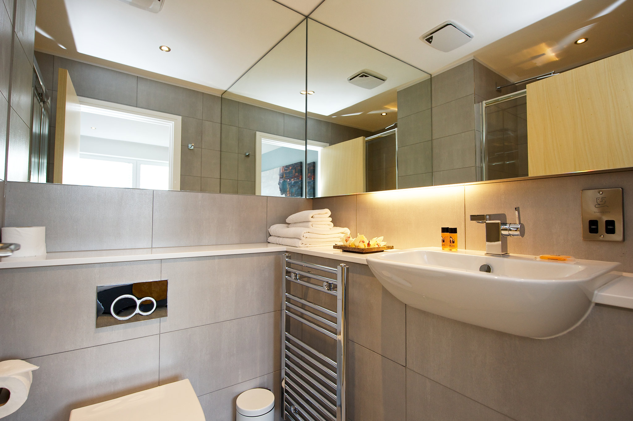 studio_apartment_bathroom_S