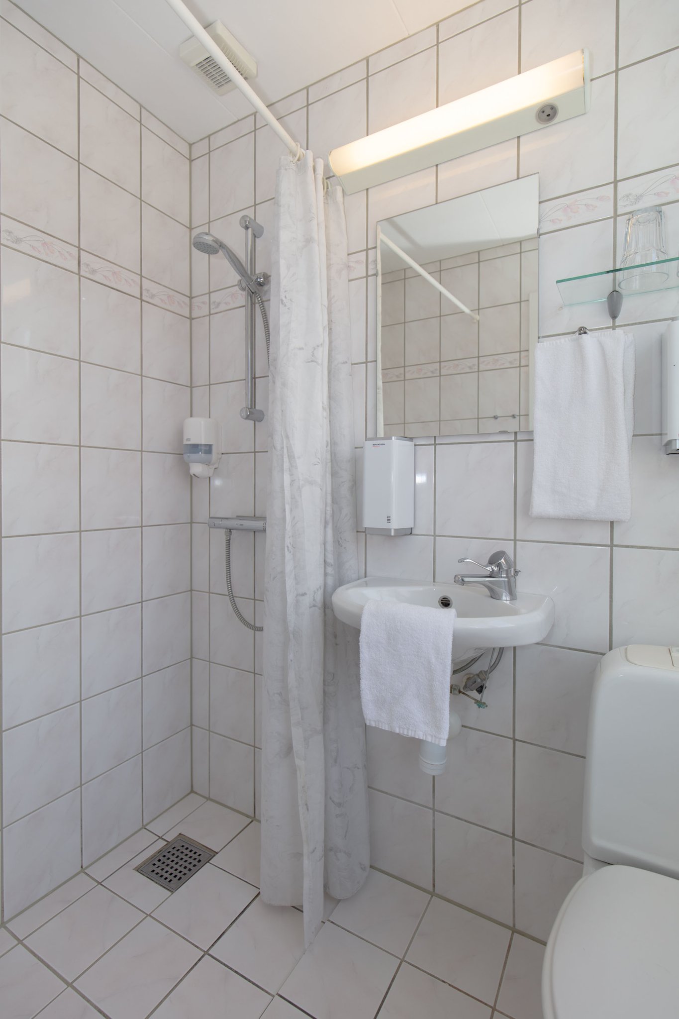 18680_bathroom-standard-double-rooms-foldens-hotel-first-_S