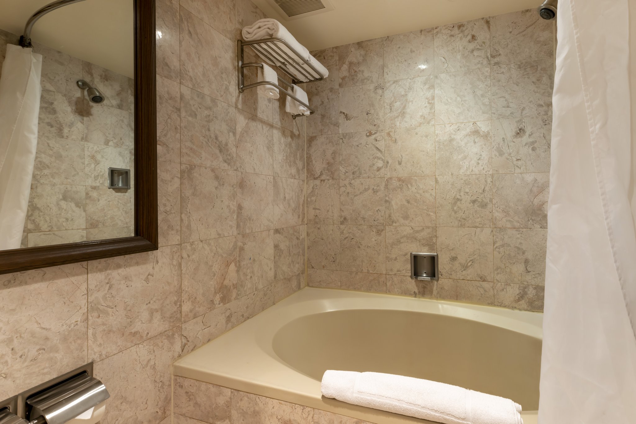 Suite_King_Bed_Bathroom4_S