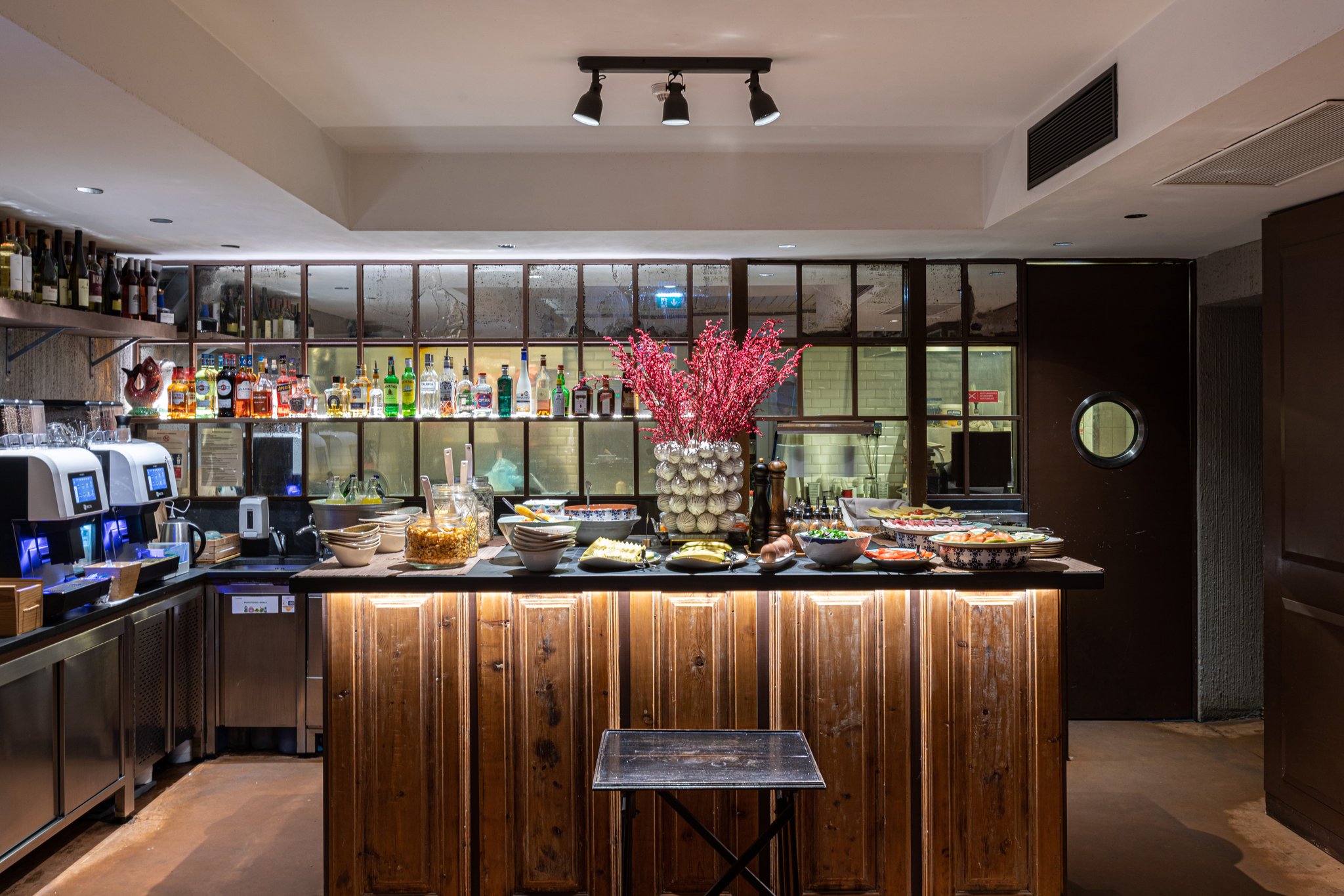 16_Delfina_Restaurant_Bar_Buffet_Breakfast_S