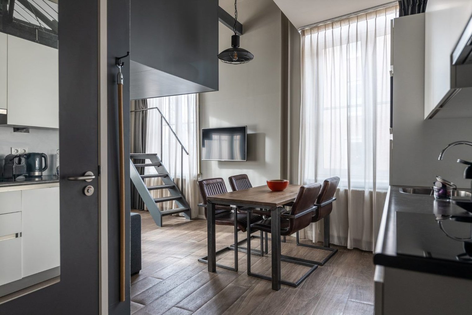 yays-Oostenburgegracht-duplex-family-dining.jfif_S