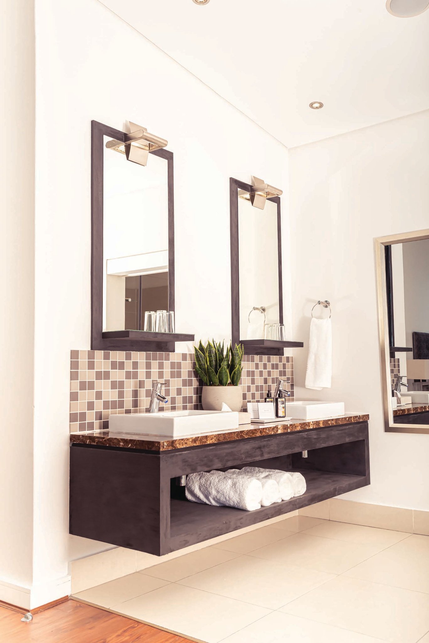 King_Suite_Family_Room_Bathroom2_S