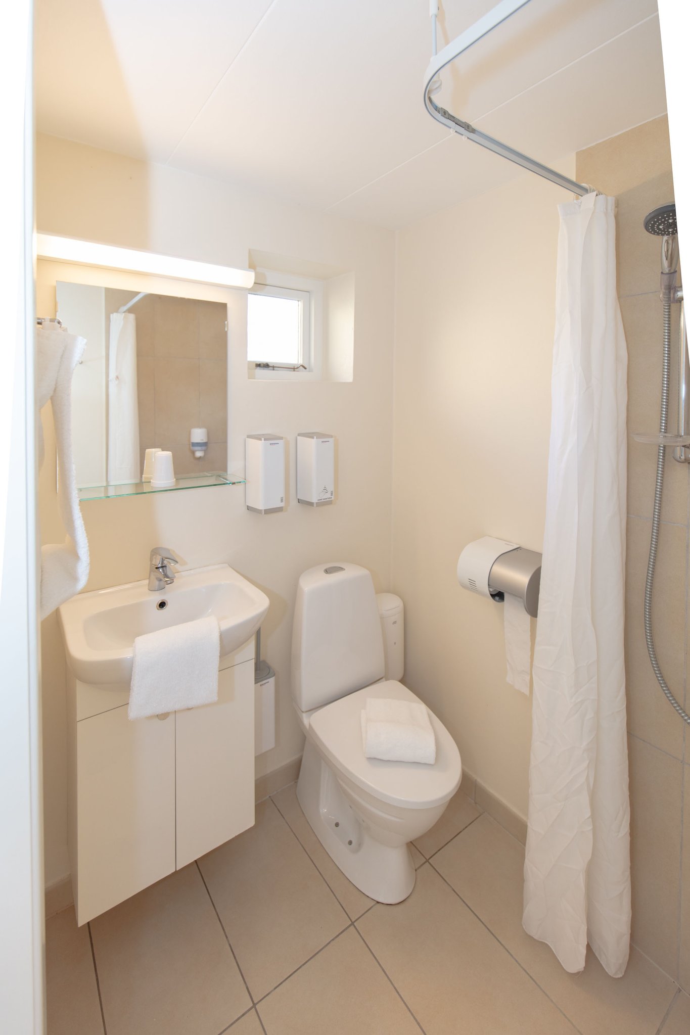 18615_bathroom-family-rooms-foldens-hotel-first-partner-c_S