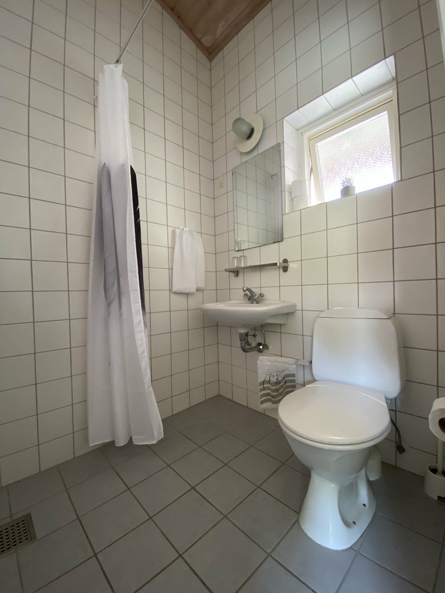 19122_bathroom-double-rooms-skagen-motel-first-partner-co_S