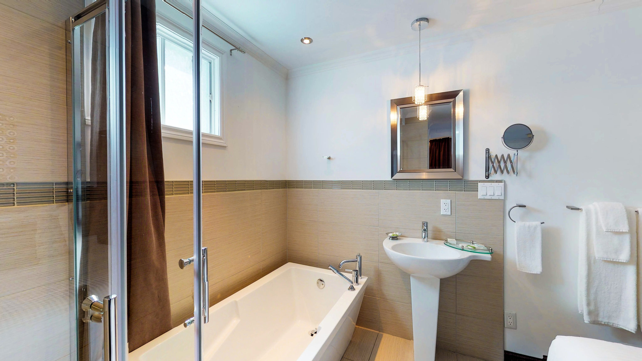 Suite_One_Bedroom_Bathroom_S