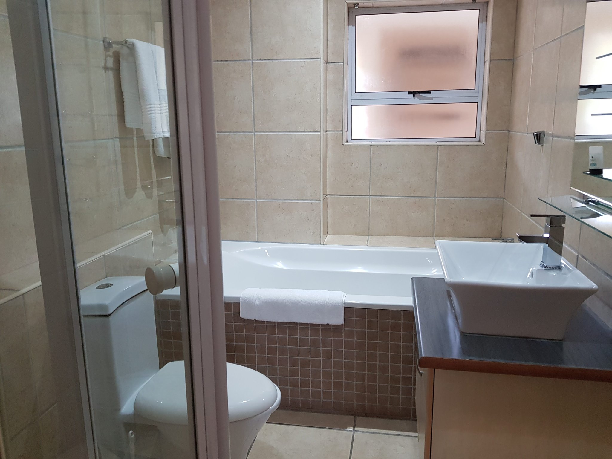 Self_catering_Villa14_Bathroom2_S