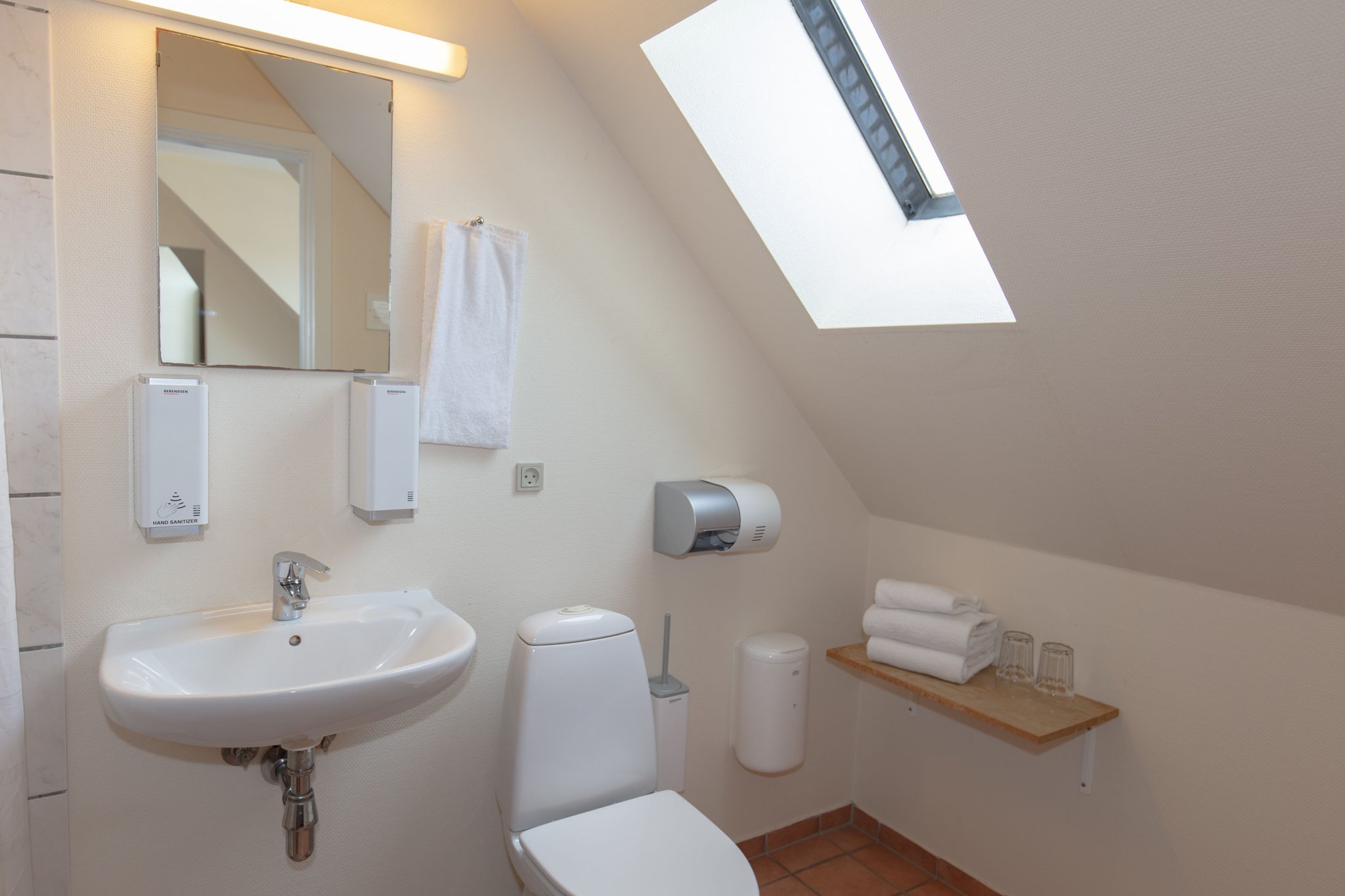 18616_bathroom-family-rooms-foldens-hotel-first-partner-c_S