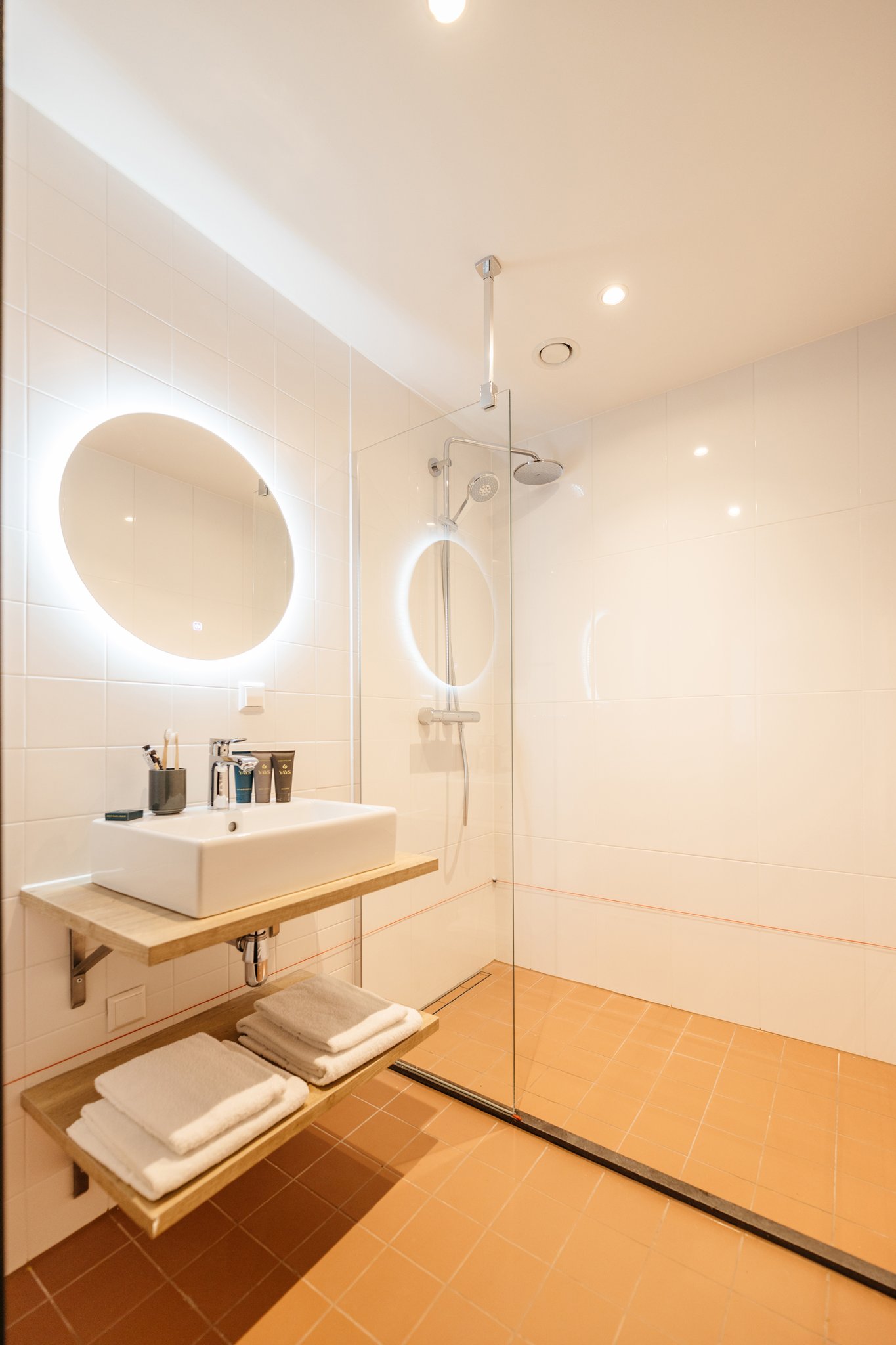 yays-den-haag-malieveld-one-bedroom-disability-shower-2_S