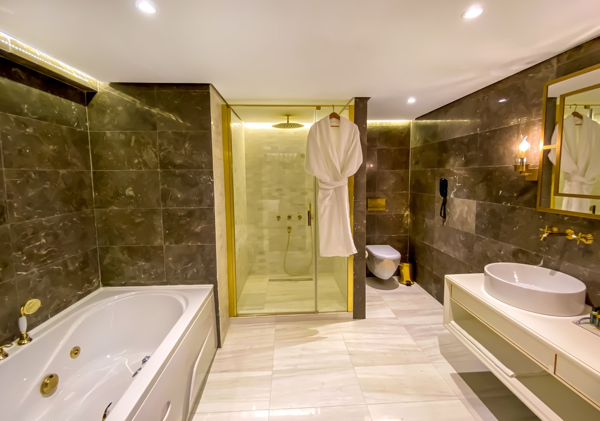 Pesidential_Suite_Bathroom_S