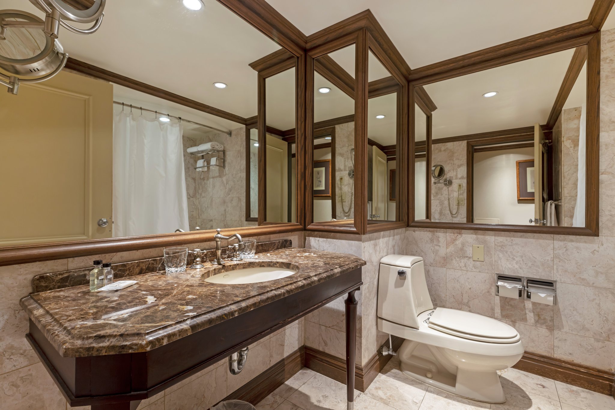 Suite_King_Bed_Bathroom_S