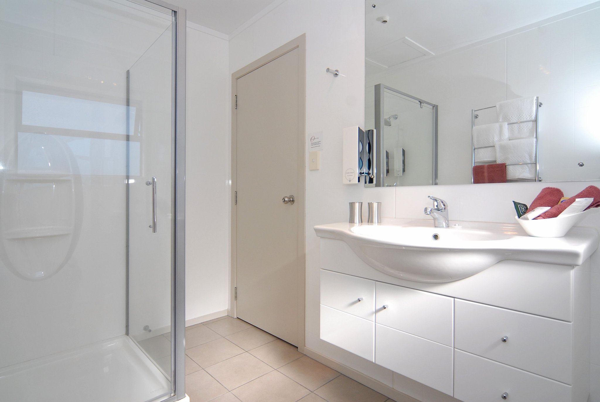 Executive_Studio_Suite_Bathroom_S