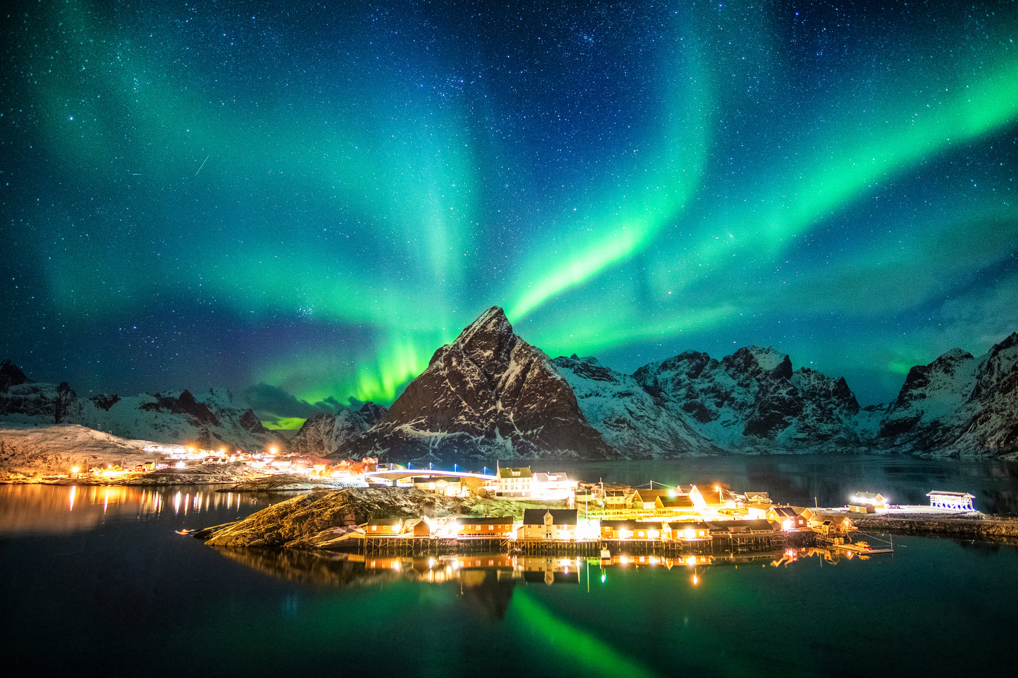 17184_northern-lights-lofoten-1-GettyImages-992710110_S