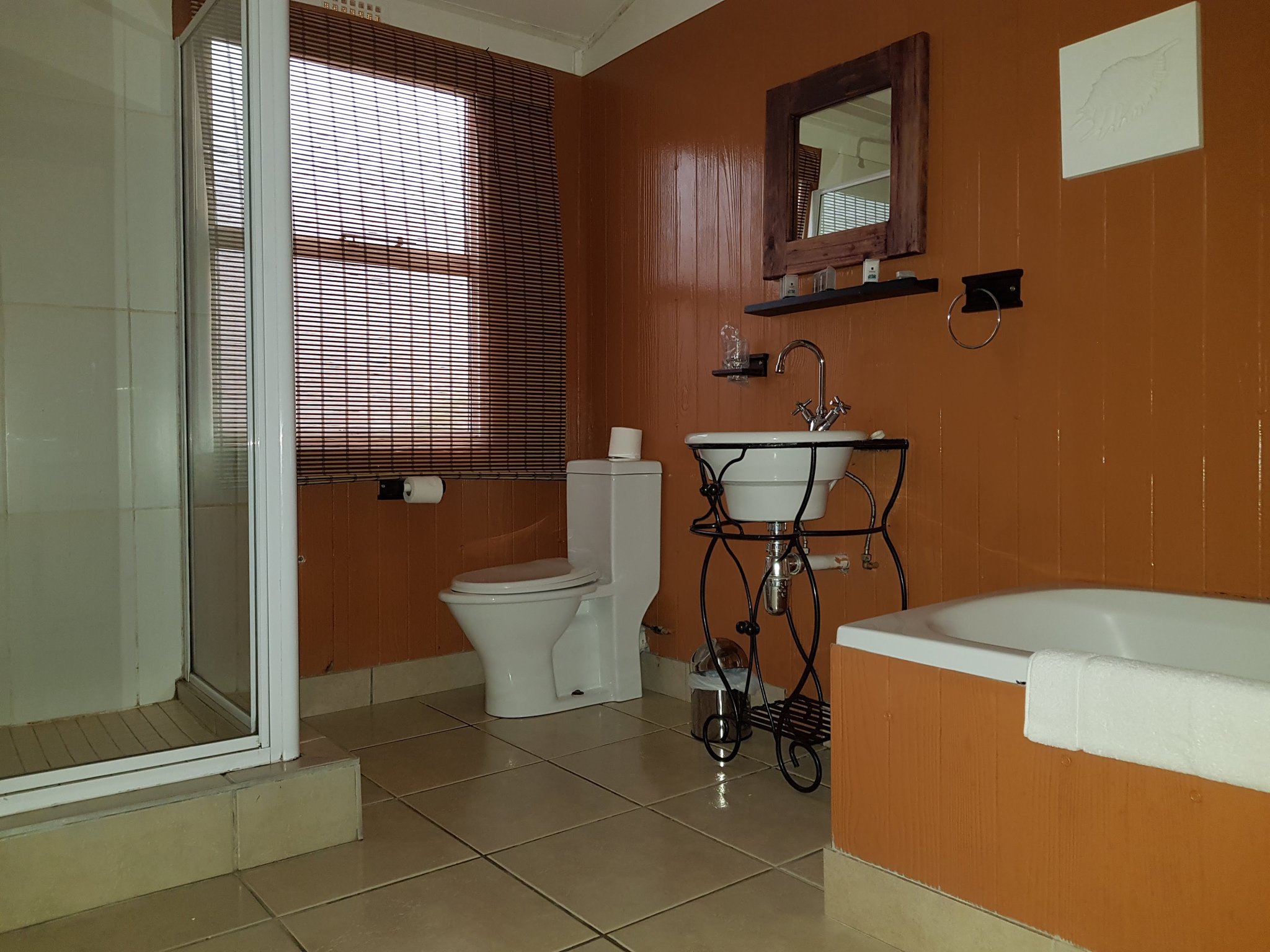 Self_catering_Chalets_E1_Bathroom_S