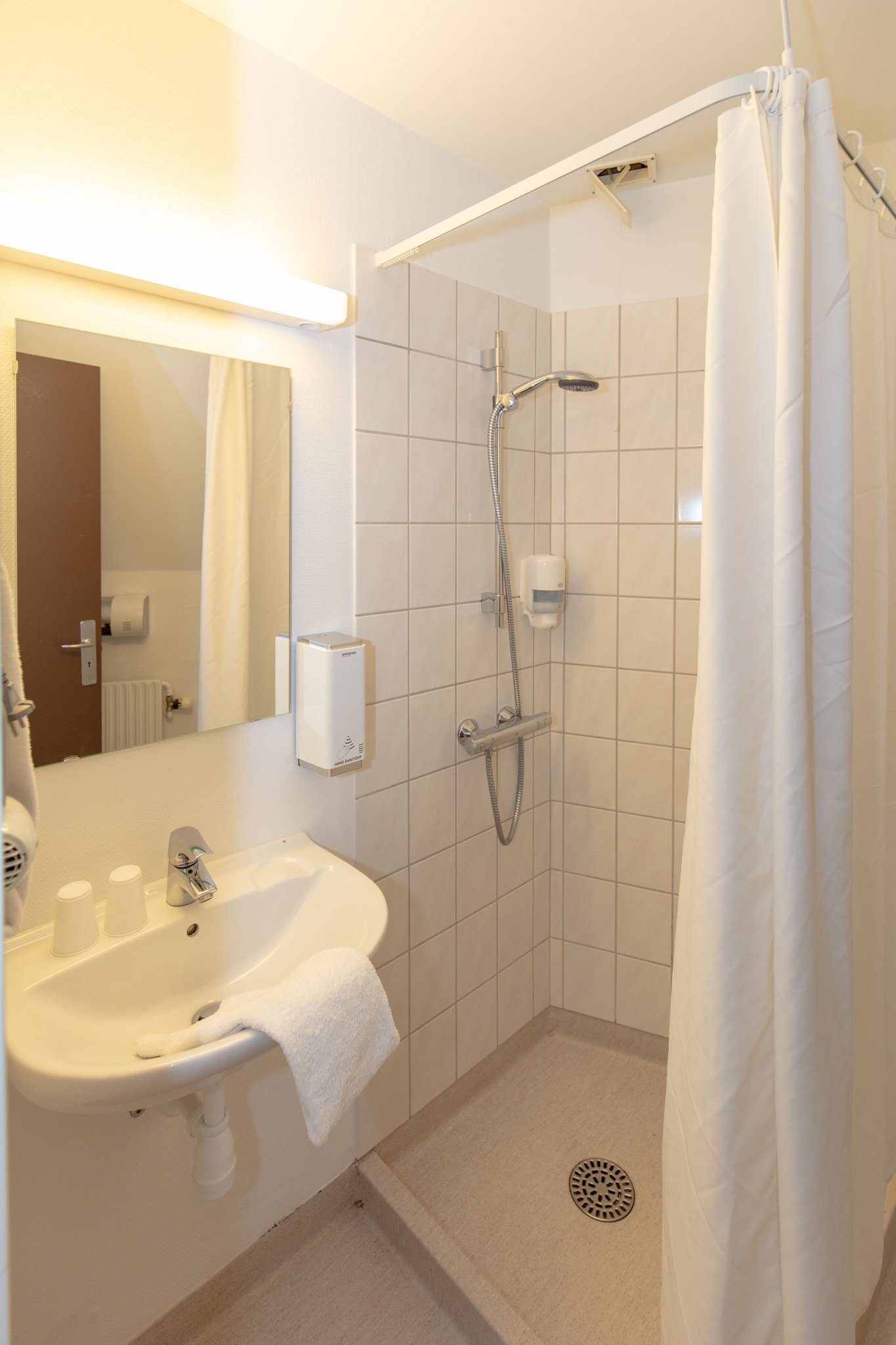 18671_bathroom-economy-double-rooms-foldens-hotel-first-p_S