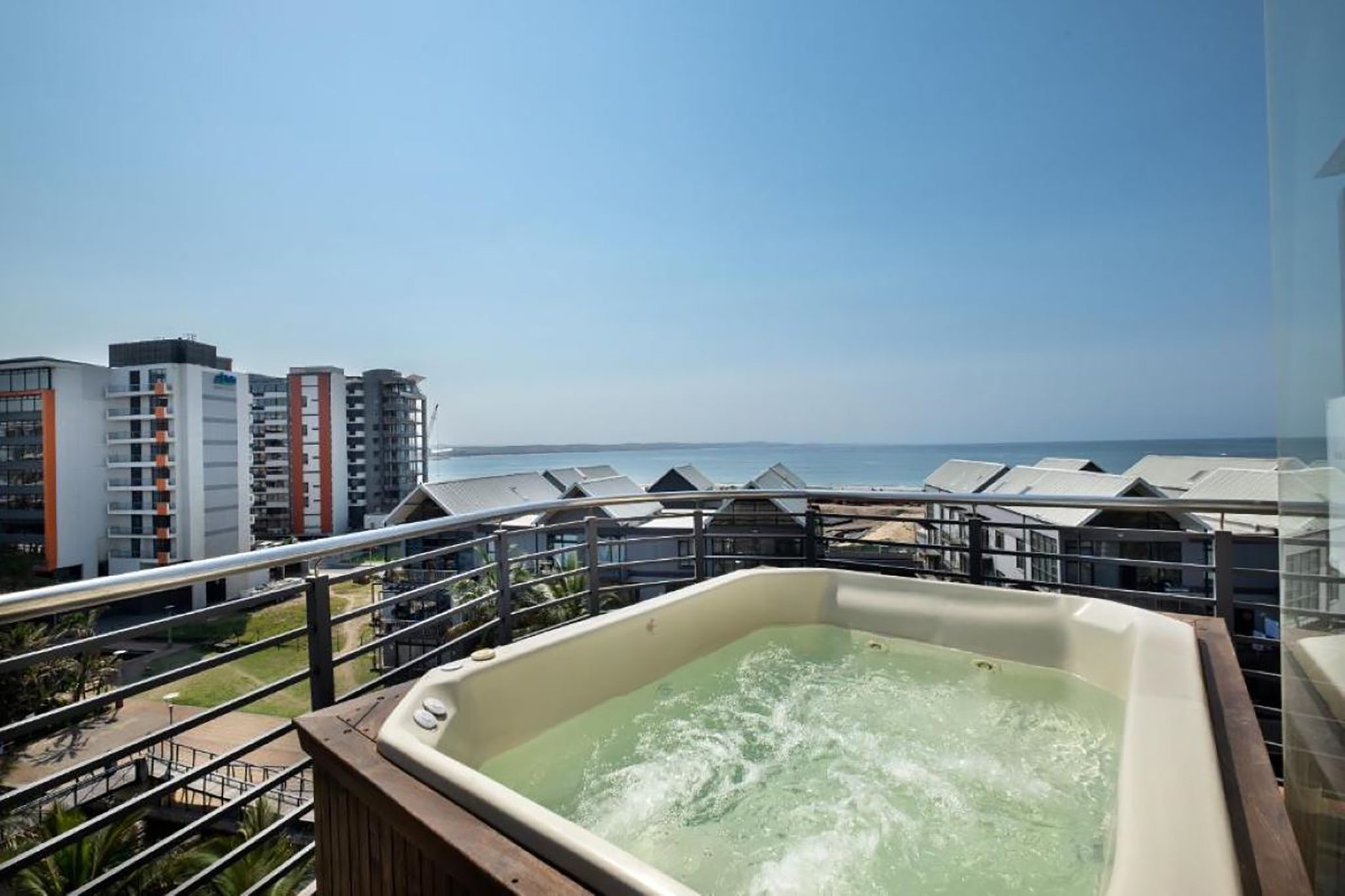 Deluxe_Jacuzzi_Three_Bedroom_with_Balcony2_S