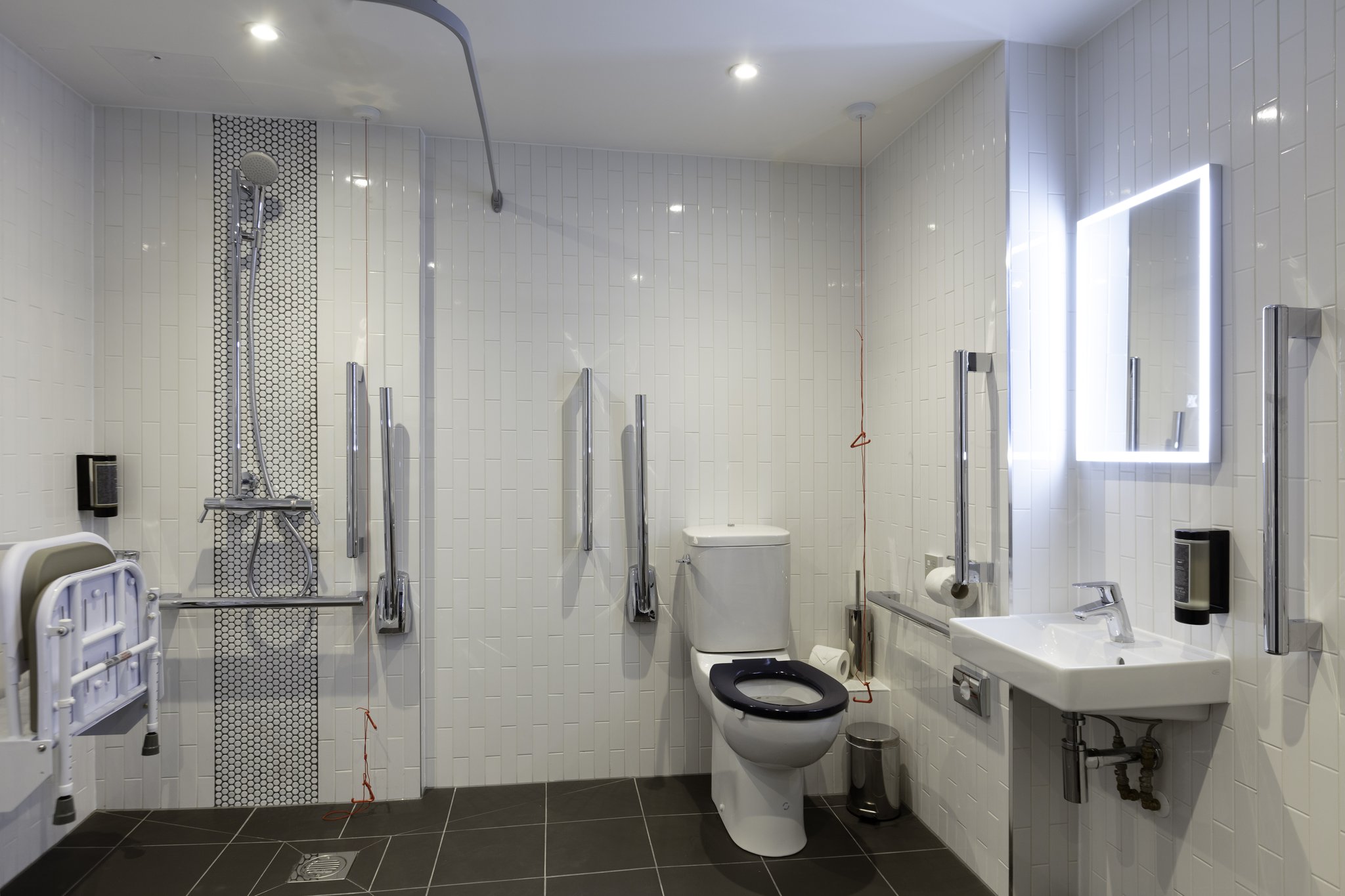 Accessible_Double_With_Window_Bathroom_S