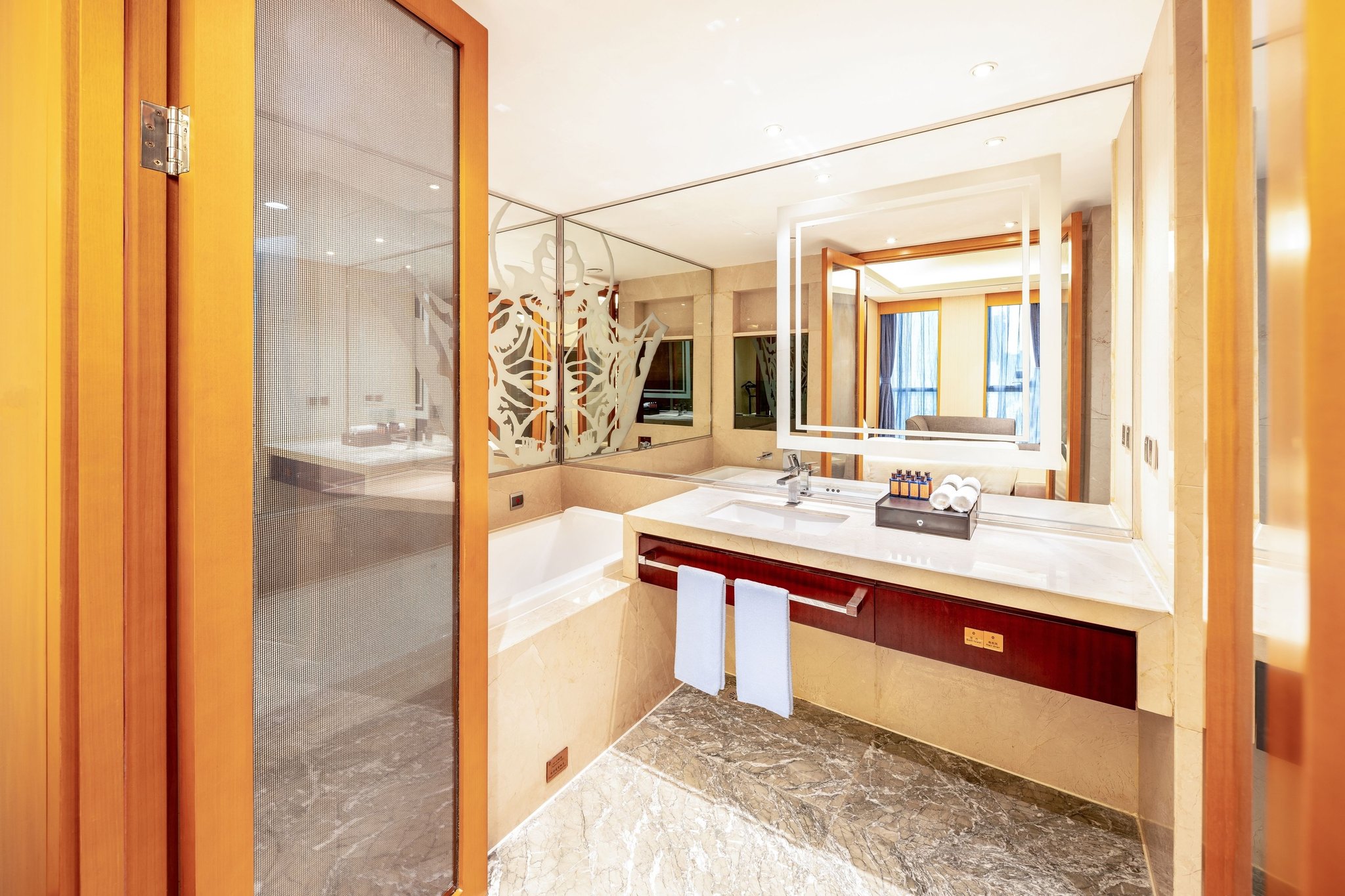 Deluxe_Suite_Bathroom_S