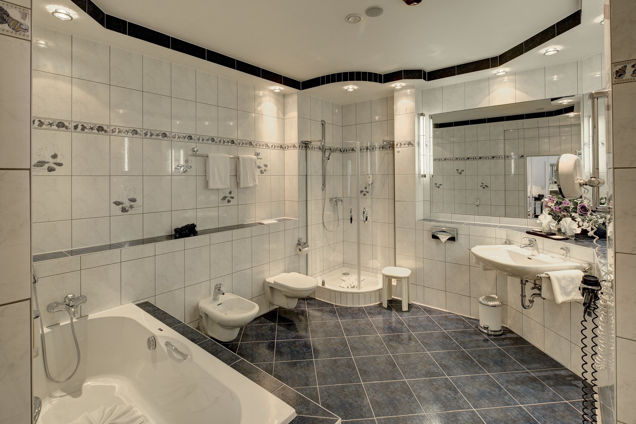 Standard-Suite_Bathroom_3_S