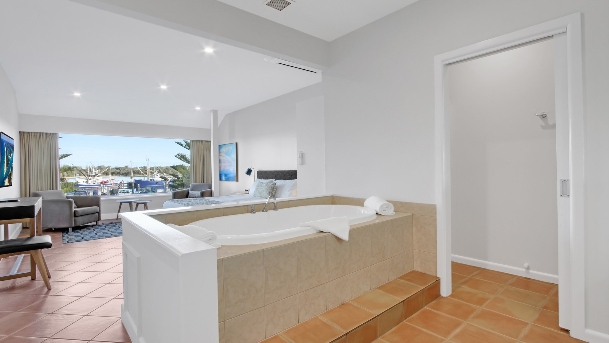 Lake_View_Spa_Suite_Bathroom_1_S