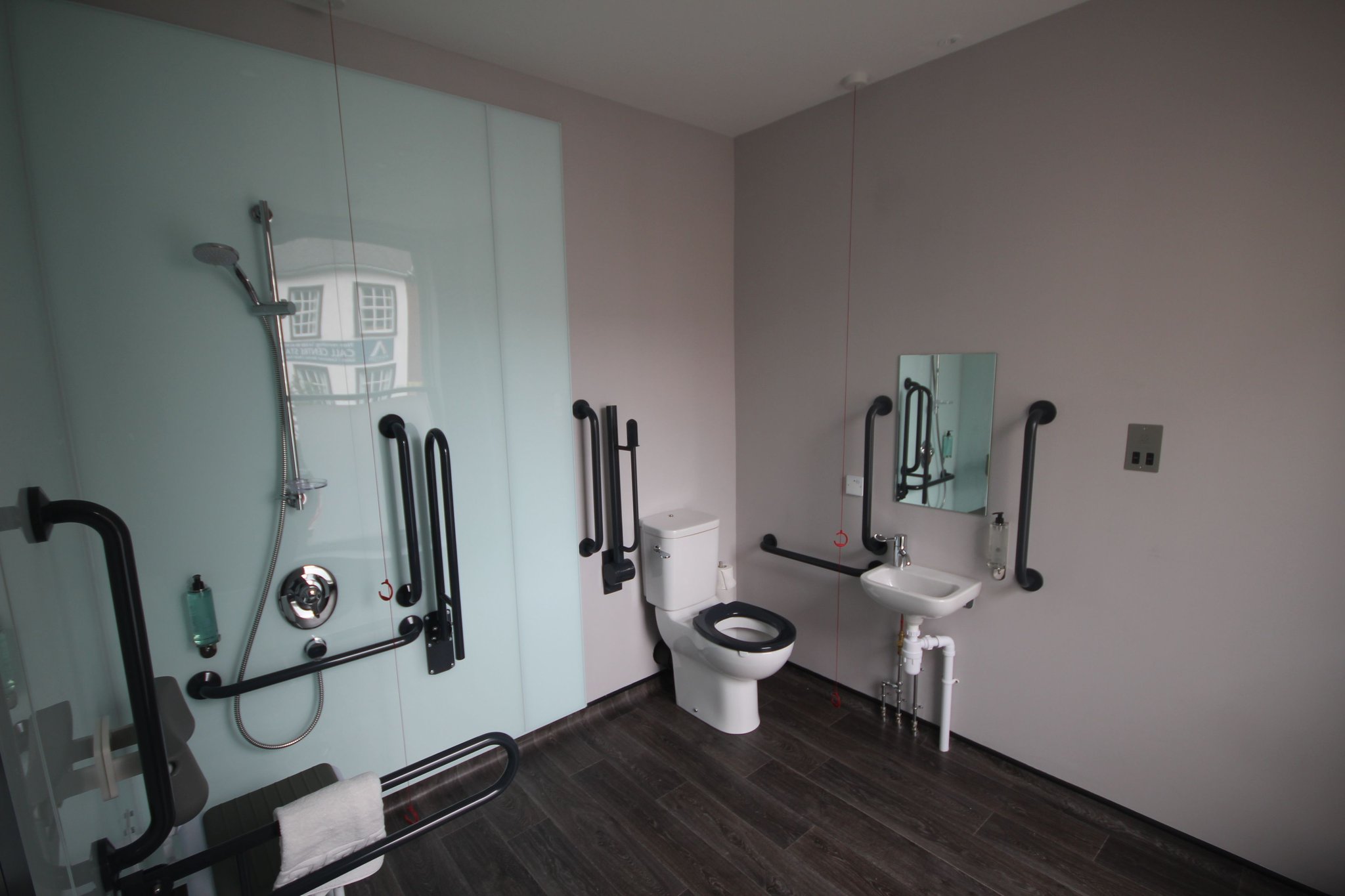 Accessible_Triple_Bathroom_Shower_S