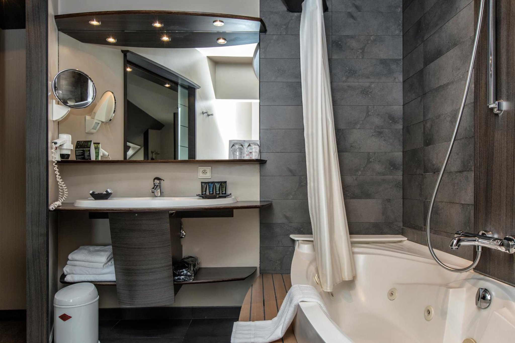 Luxury_View_Double_Bathroom_S