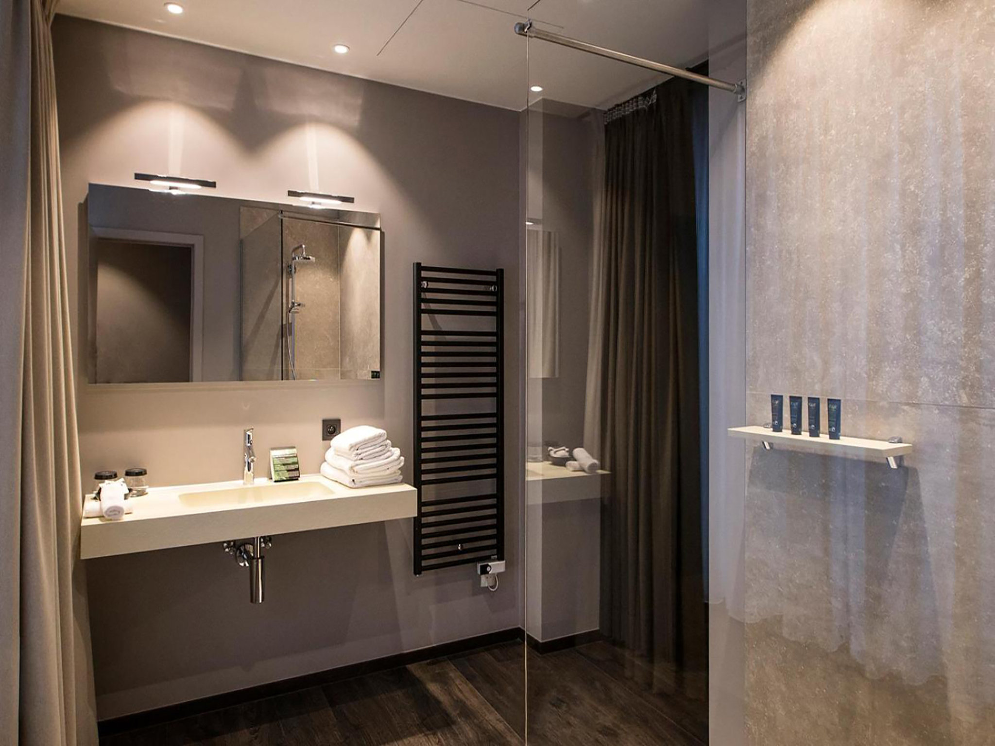 Luxury_Twin_Bathroom2_S