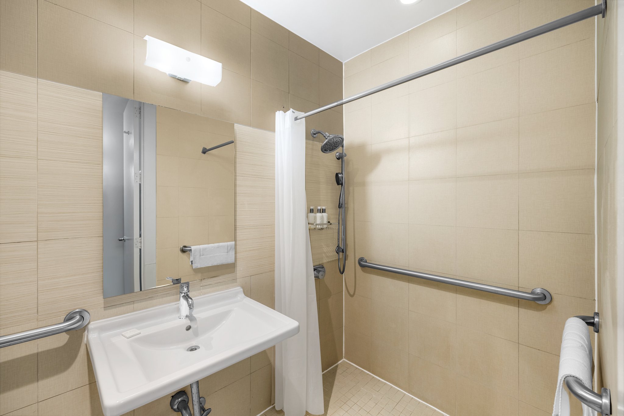 Accessible_Double_Double_Bathroom_S