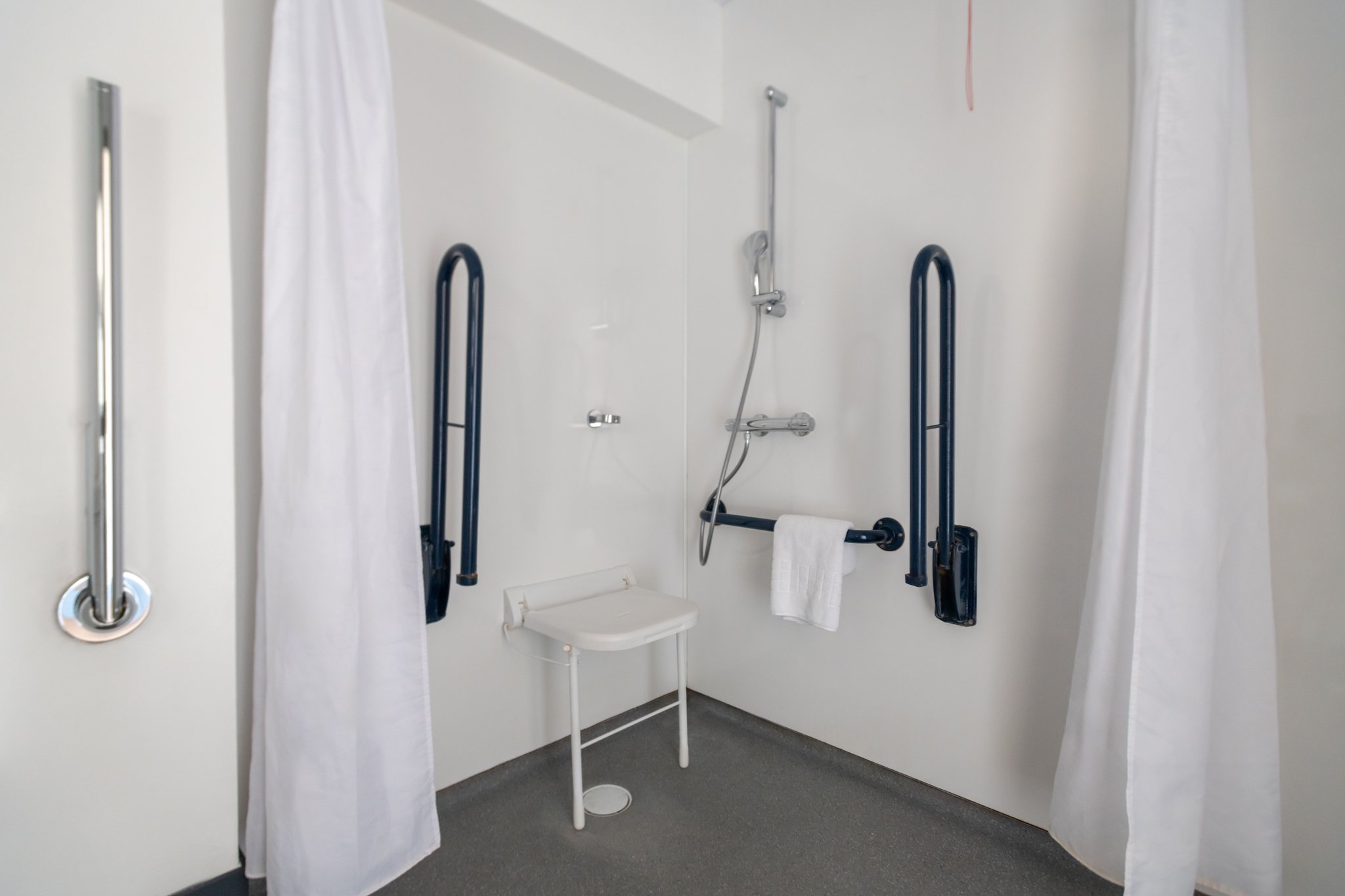 Accessible_Double_Room_with_Window_Bathroom2_S