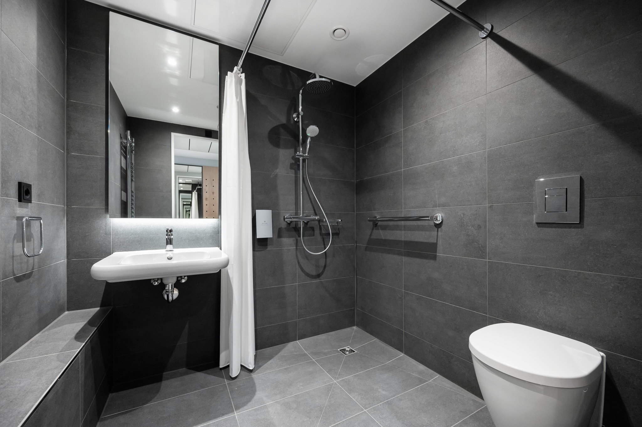 Accessible_Studio_Apartment_Bathroom_S