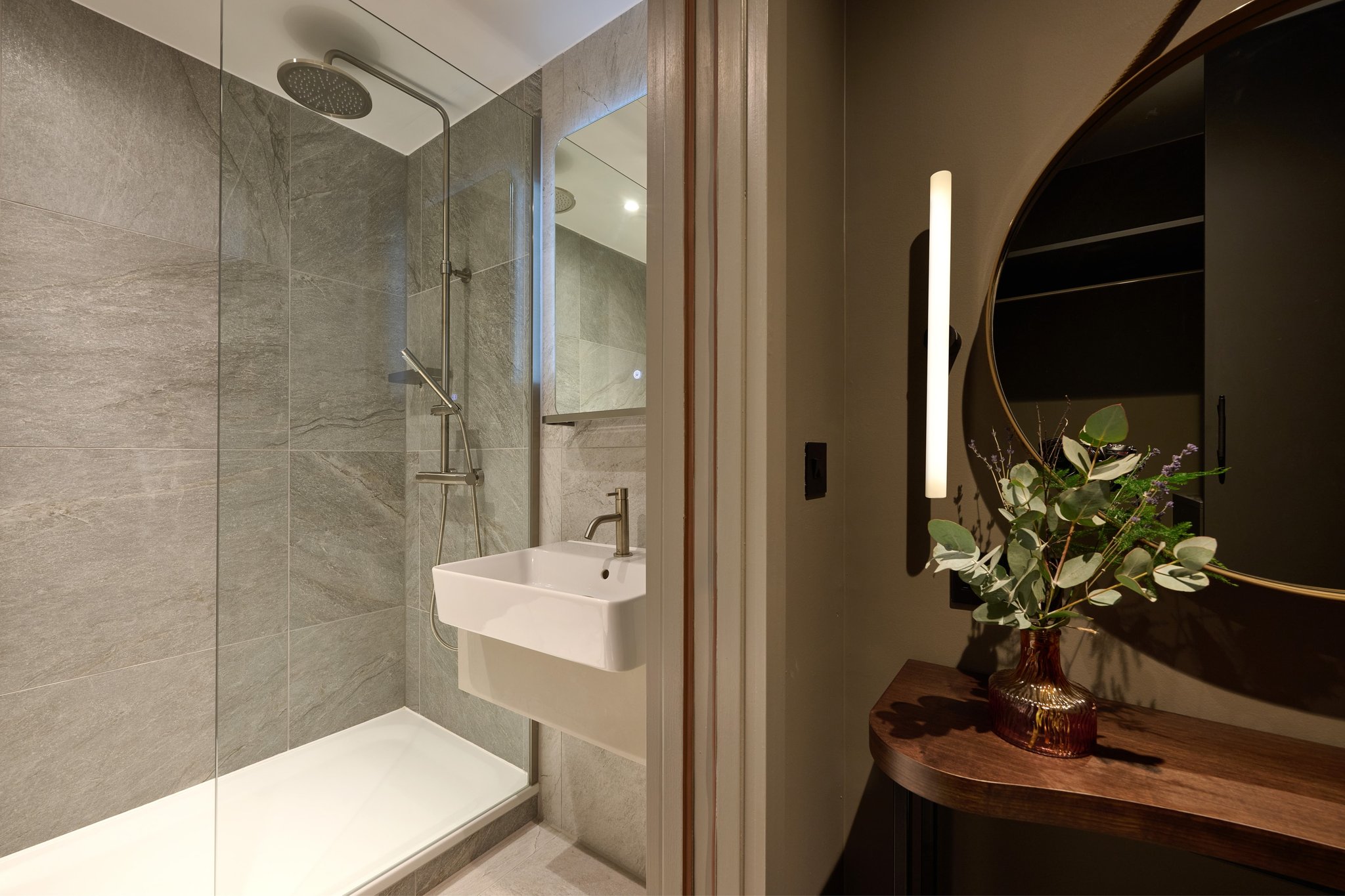 The_Resident_Edinburgh_Hotel_Room_Details_Bathroom_dressi_S