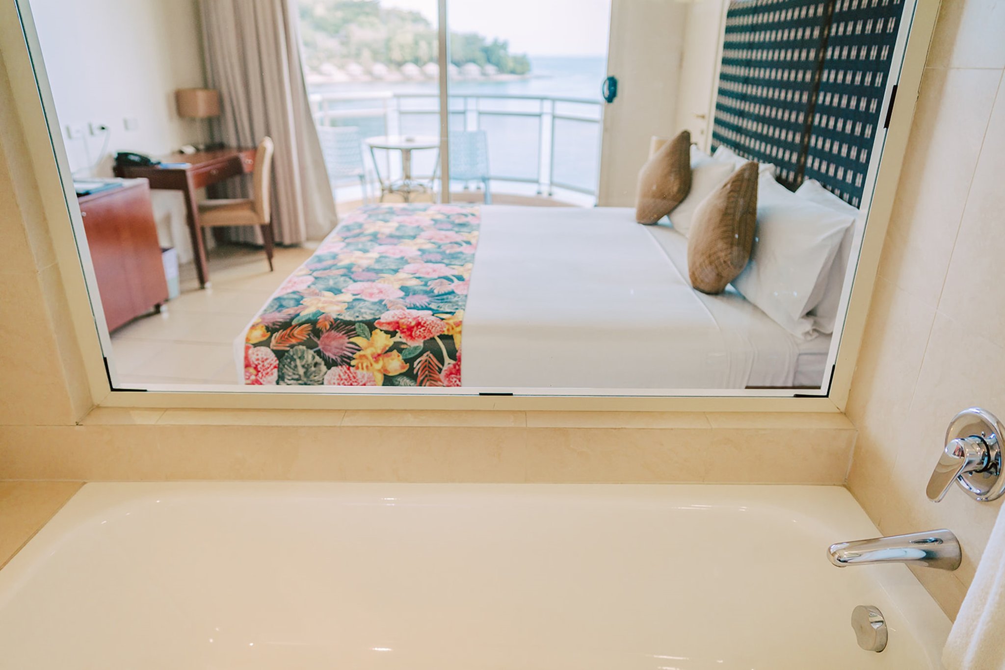 Deluxe_Harbour_View_Room_S