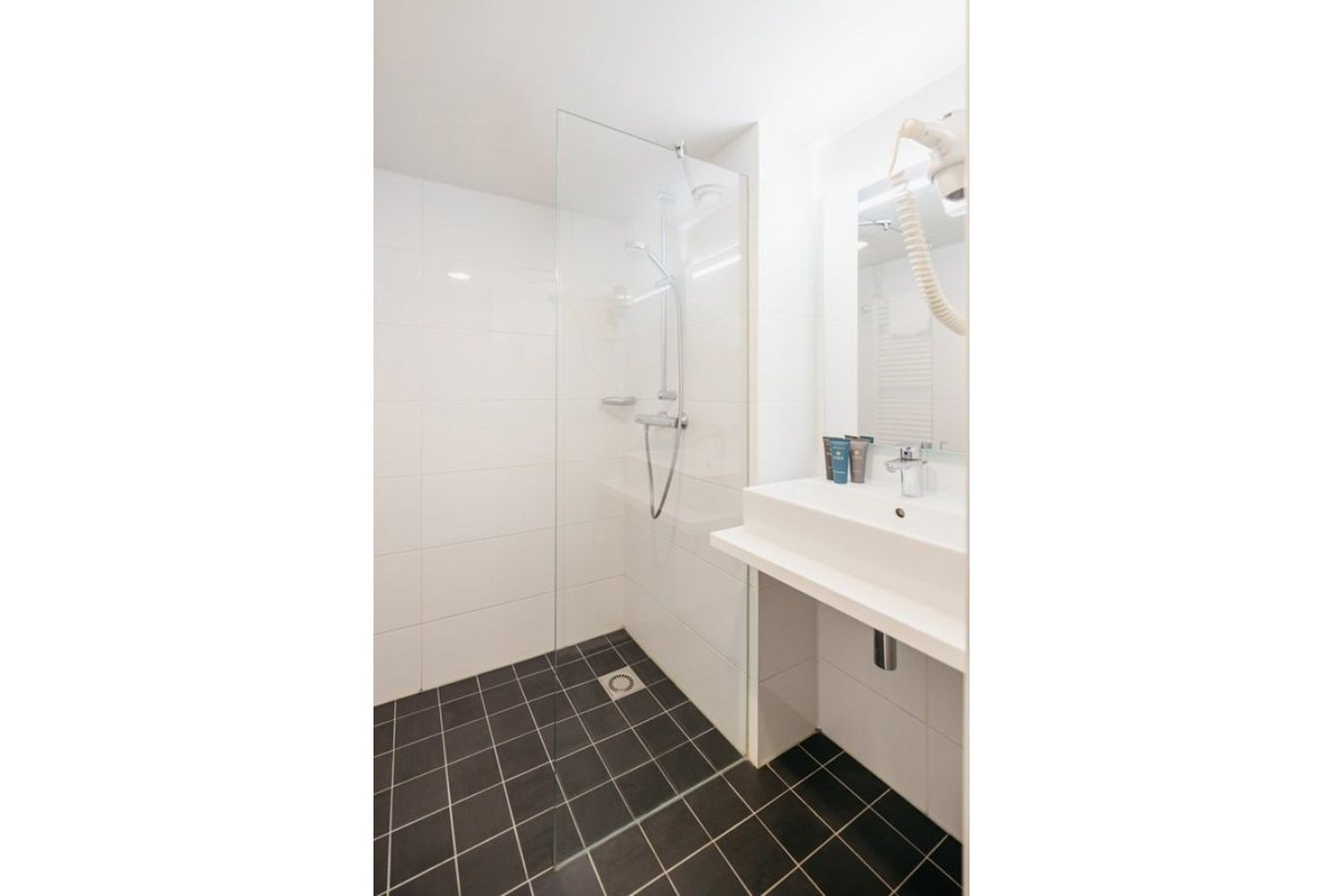 yays-Zoutkeetsgracht-grand-shower.jfif_S